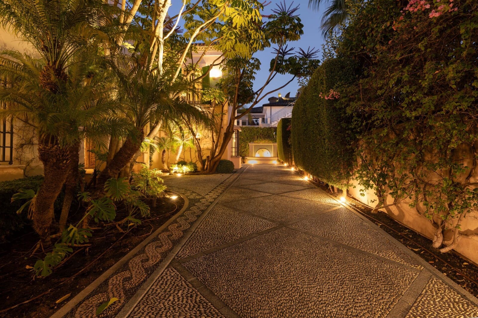 7 soverom Villa til salgs i Los Monteros med svømmebasseng garasje - € 10 955 000 (Ref: 9012144)