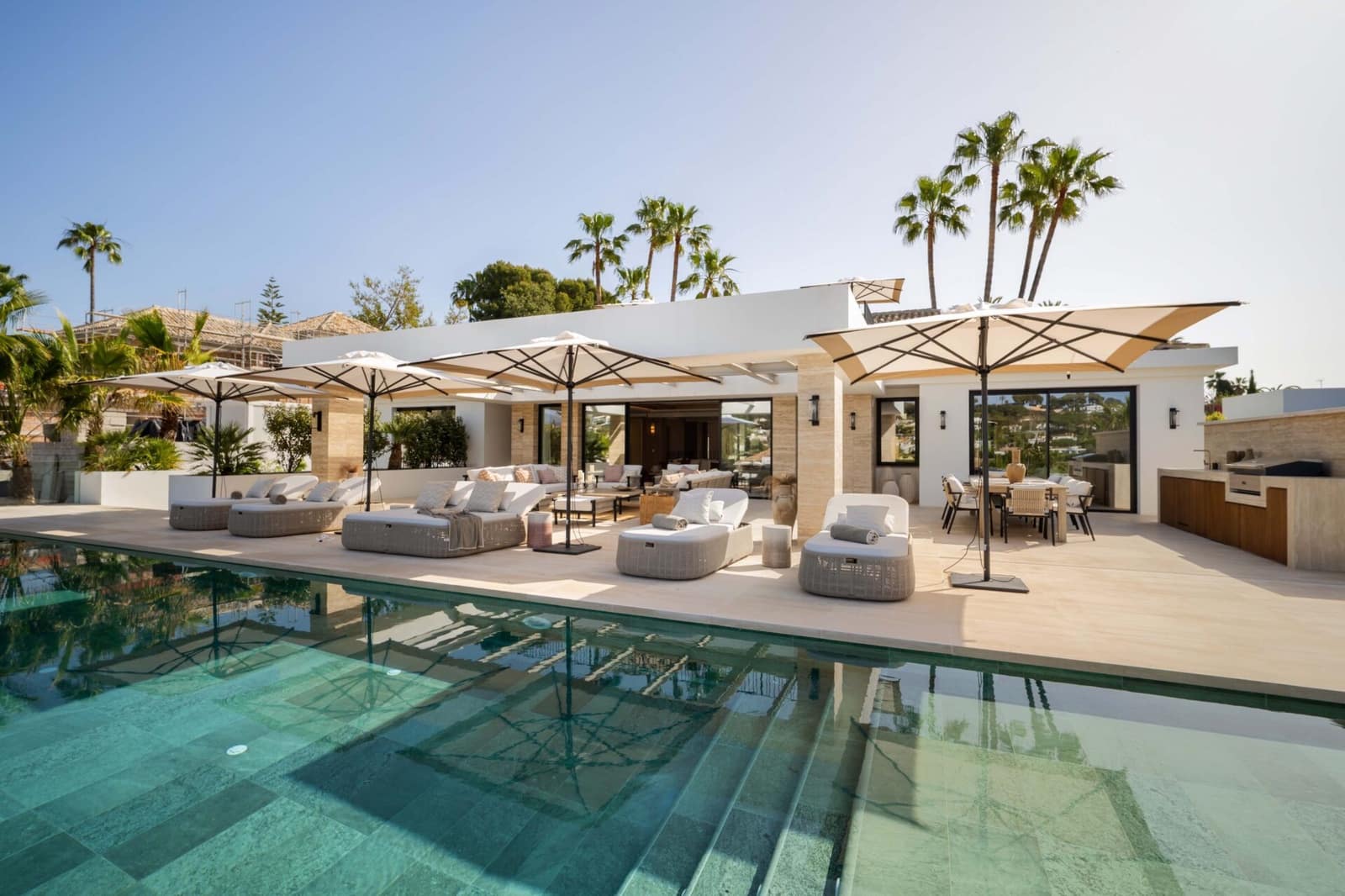 6 makuuhuone Huvila myytävänä paikassa Nueva Andalucia mukana uima-altaan 
autotalli - 8 650 000 € (Ref: 9023640)