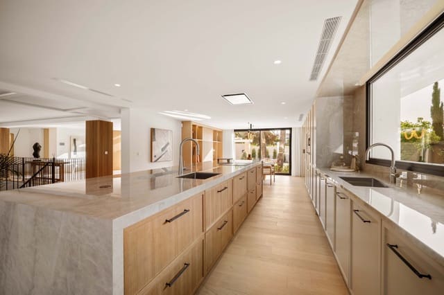 6 makuuhuone Huvila myytävänä paikassa Nueva Andalucia, Marbella mukana uima-altaan 
autotalli - 8 650 000 € (Ref: 9023640)