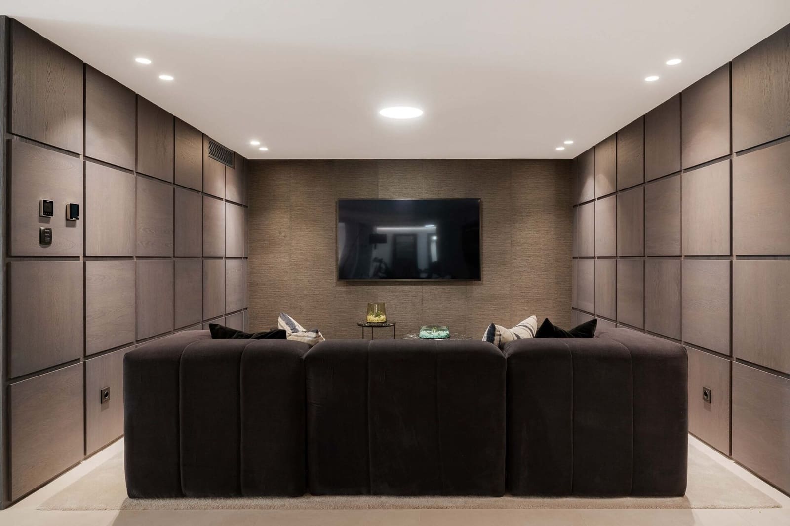 5 bedroom Villa for sale in Nueva Andalucia with pool garage - € 4,950,000 (Ref: 9068732)