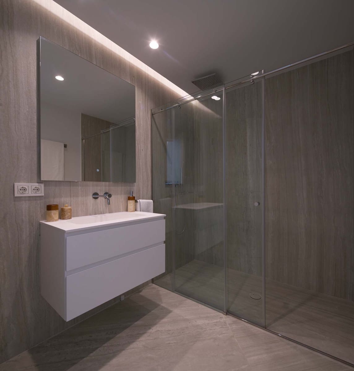 3 bedroom Apartment for sale in New Golden Mile with pool garage - € 2,950,000 (Ref: 9085133)