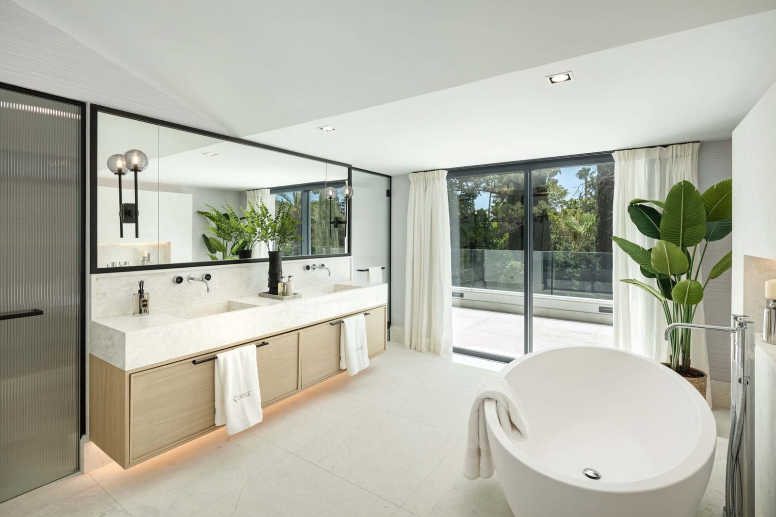 7 slaapkamer Villa te koop in Nueva Andalucia met zwembad garage - € 19.500.000 (Ref: 9095135)