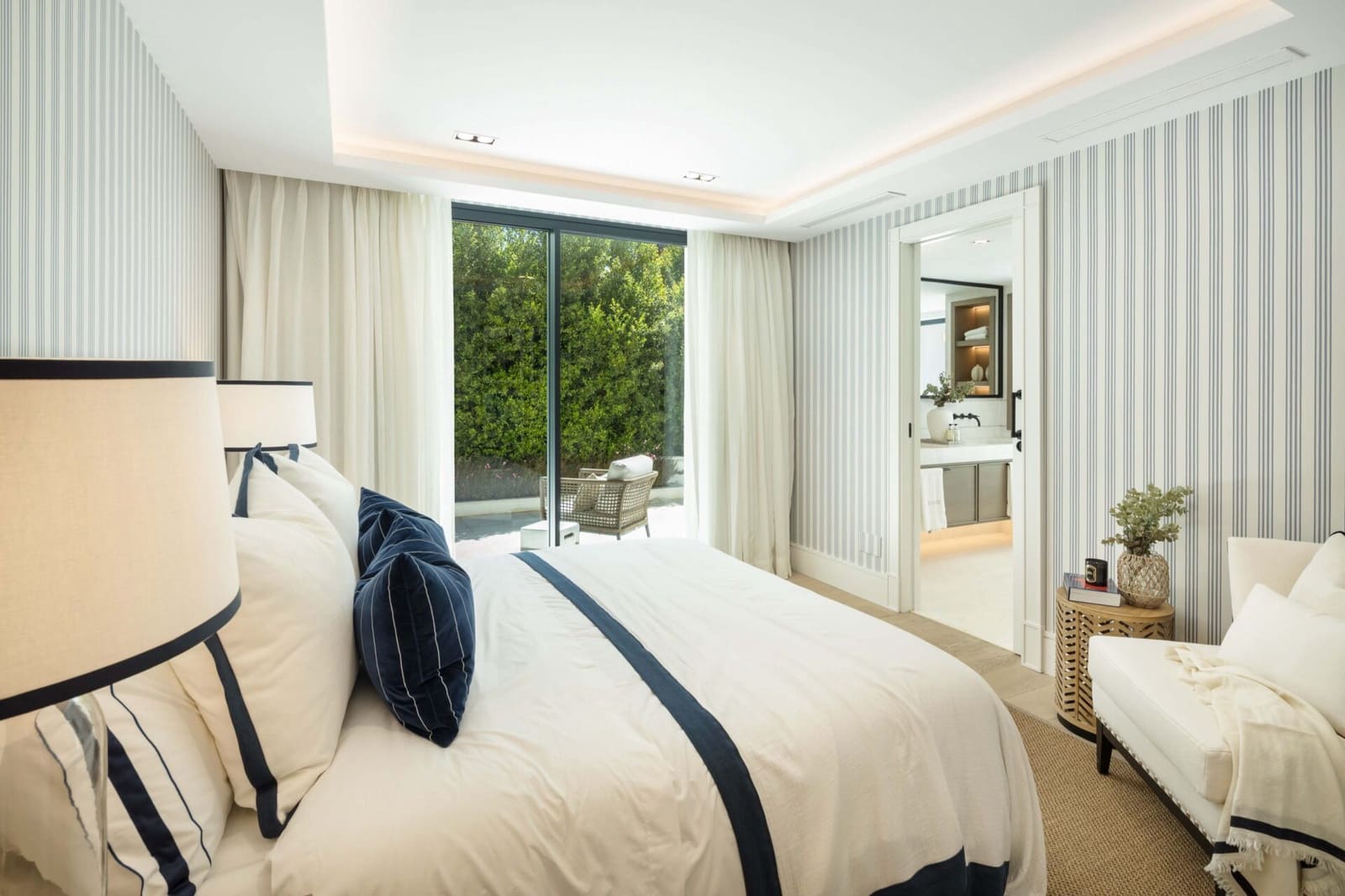 7 slaapkamer Villa te koop in Nueva Andalucia met zwembad garage - € 19.500.000 (Ref: 9095135)