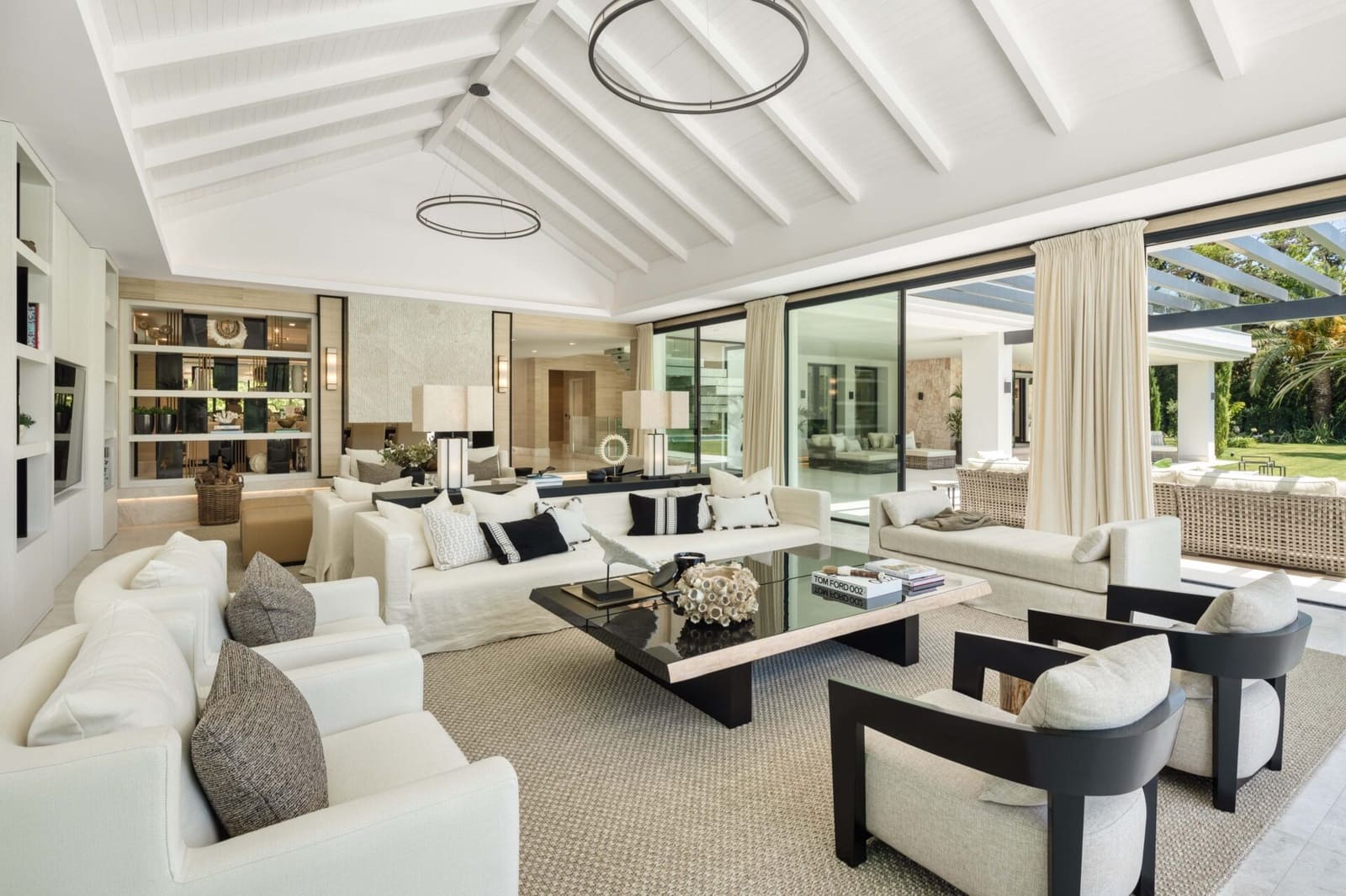 7 slaapkamer Villa te koop in Nueva Andalucia met zwembad garage - € 19.500.000 (Ref: 9095135)