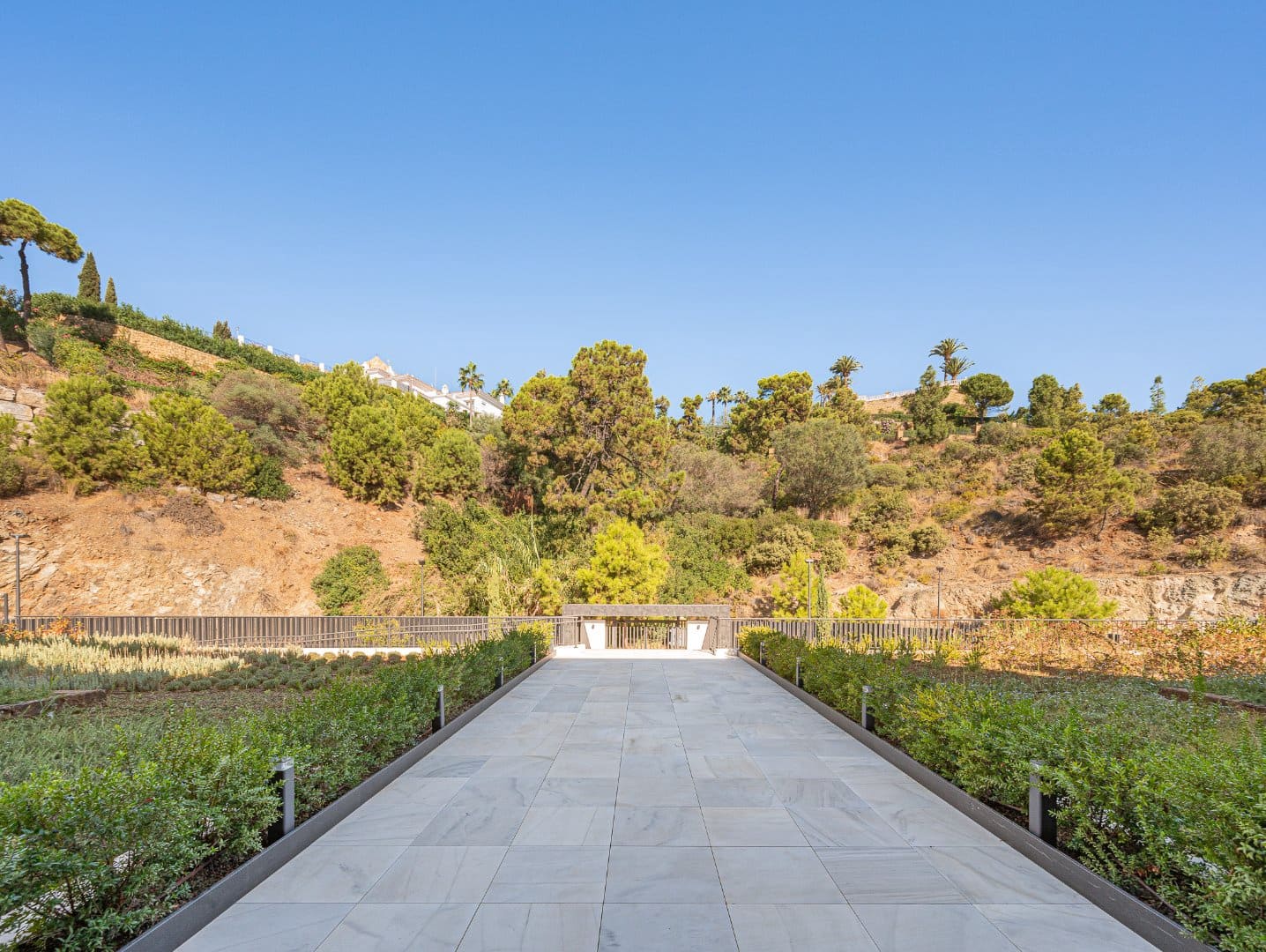 3 bedroom Apartment for sale in Benahavis with pool garage - € 1,625,000 (Ref: 9110140)