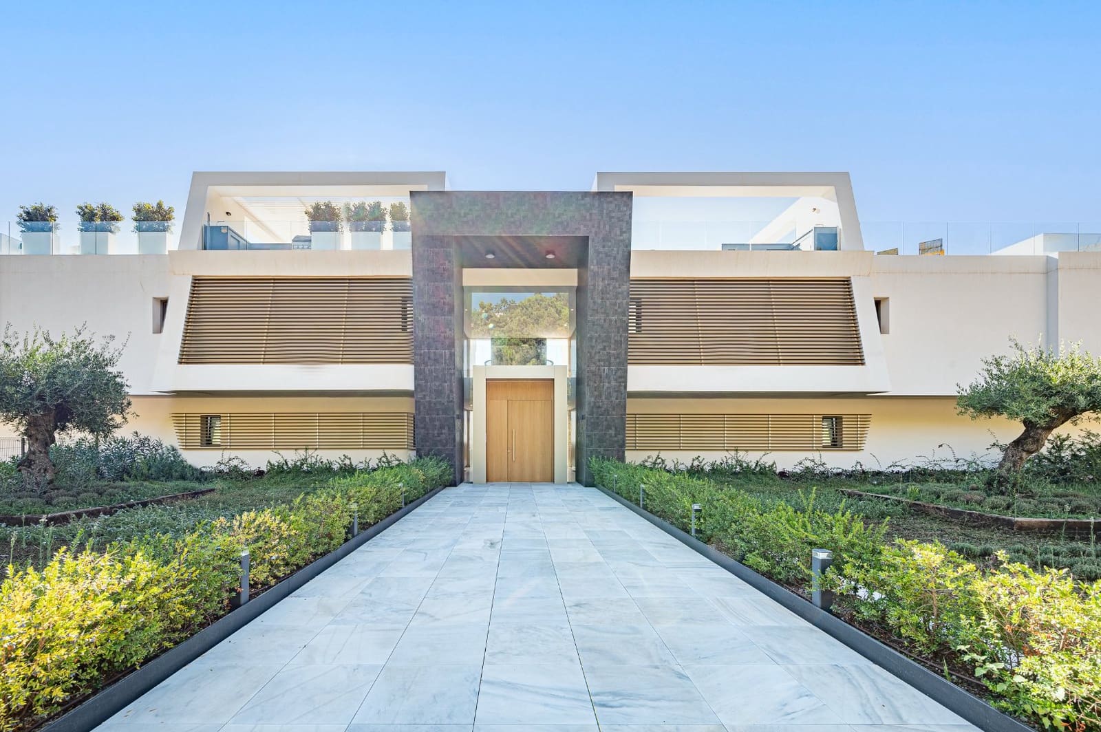 3 bedroom Apartment for sale in Benahavis with pool garage - € 1,625,000 (Ref: 9110140)