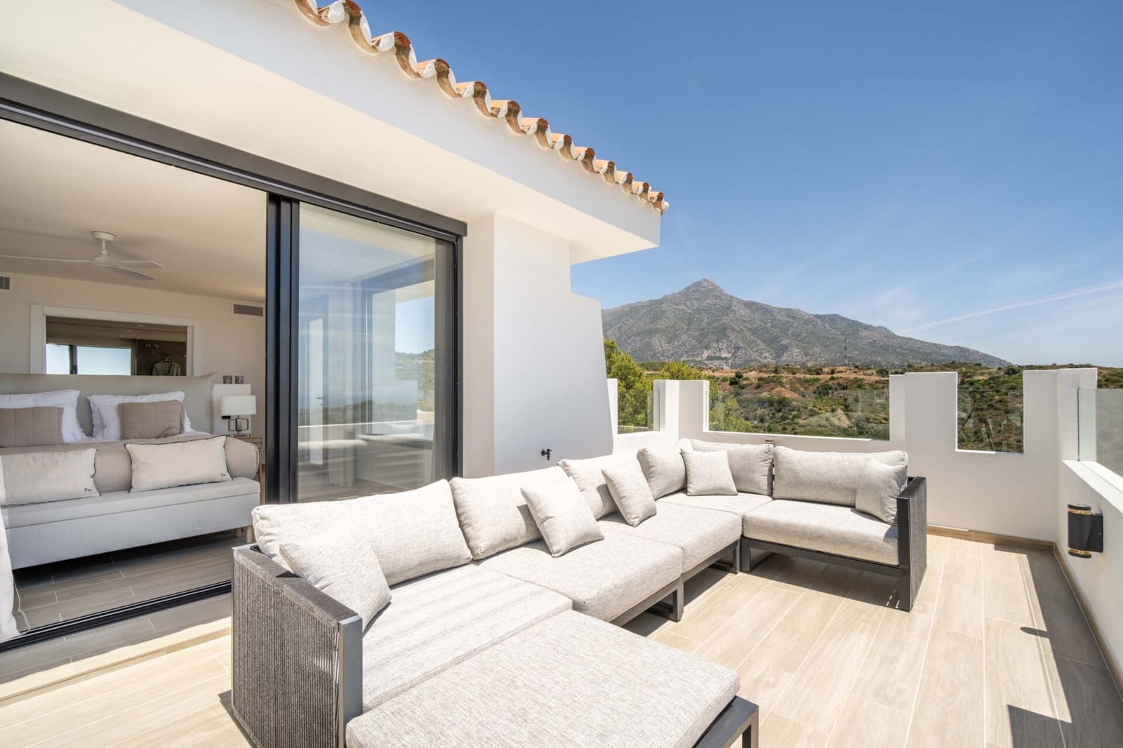 5 bedroom Villa for sale in Nueva Andalucia - € 4,950,000 (Ref: 9126690)