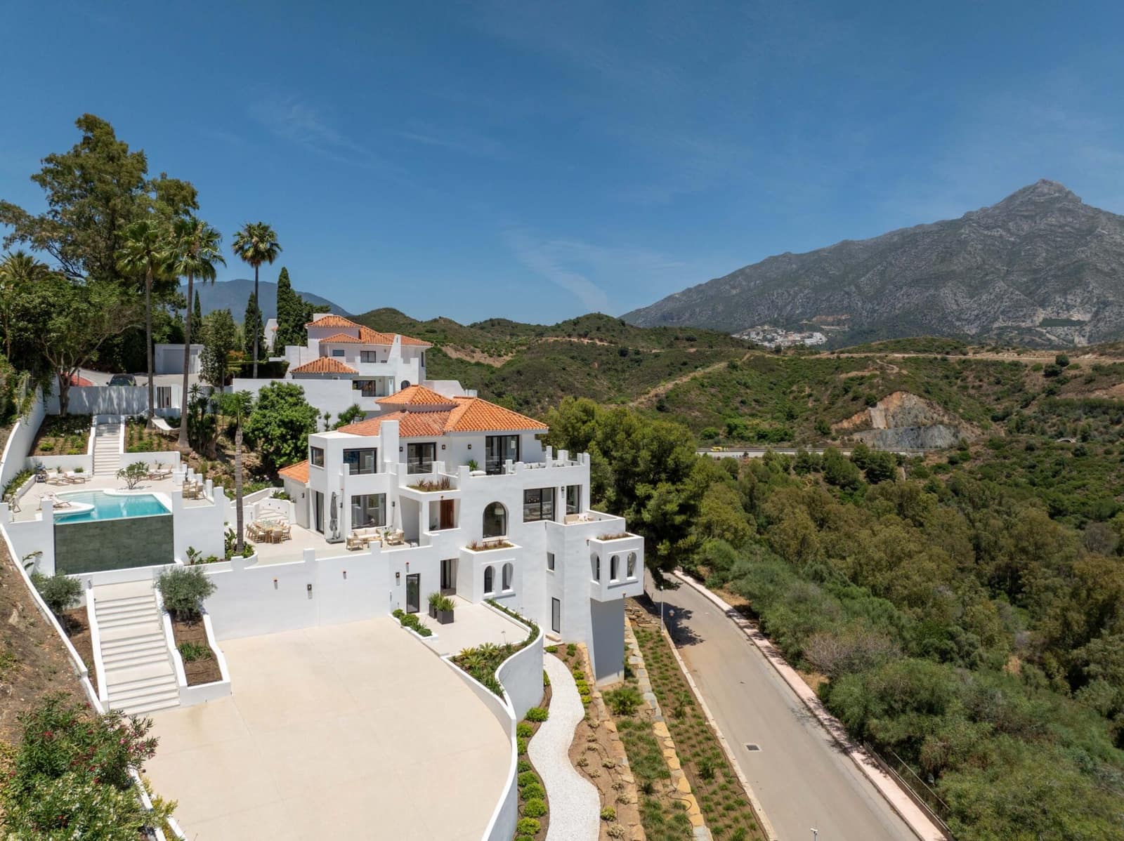 5 bedroom Villa for sale in Nueva Andalucia - € 4,950,000 (Ref: 9126690)