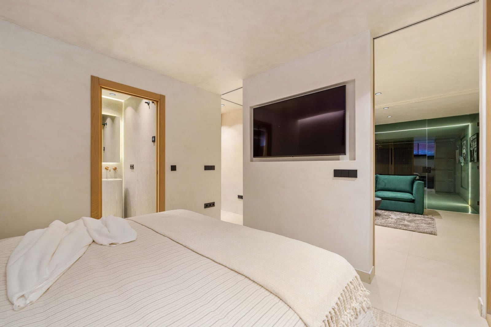 4 soveværelse Byhus til salg i Golden Mile med swimmingpool garage - € 2.395.000 (Ref: 9200371)