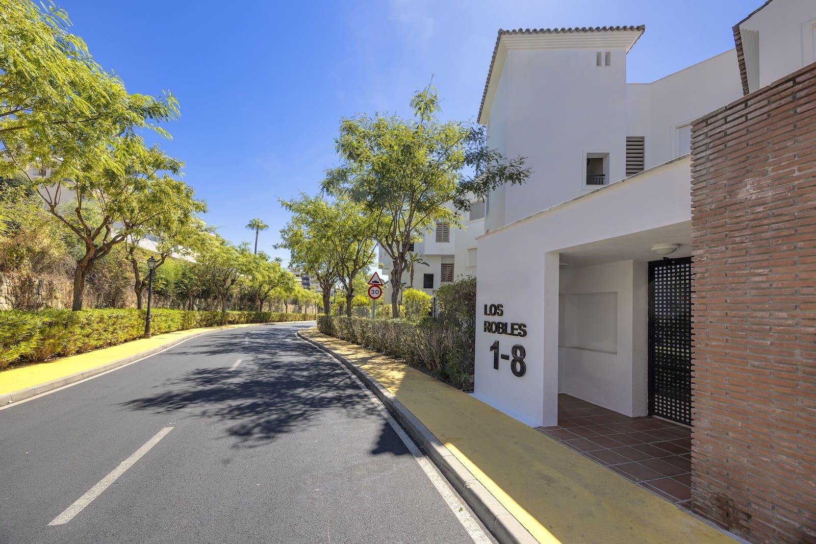 3 bedroom Villa for sale in Los Arqueros with pool garage - € 495,000 (Ref: 9303280)