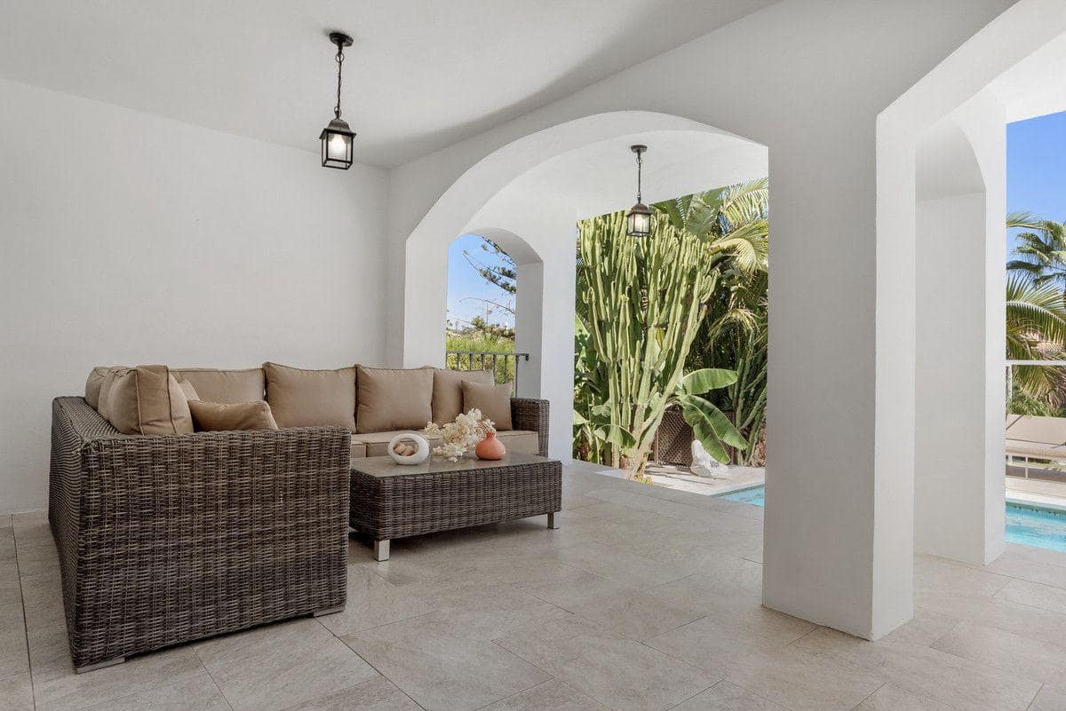 4 bedroom Villa for sale in Nueva Andalucia with pool - € 1,995,000 (Ref: 9347080)