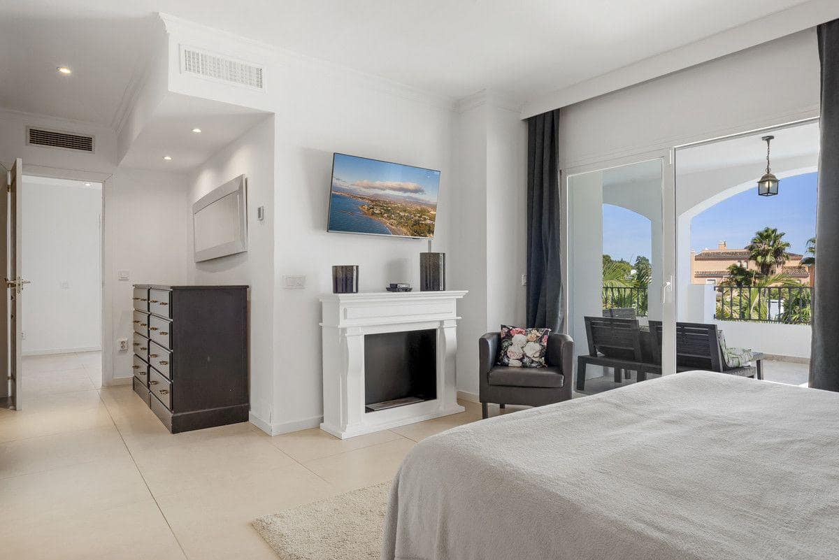 4 bedroom Villa for sale in Nueva Andalucia with pool - € 1,995,000 (Ref: 9347080)