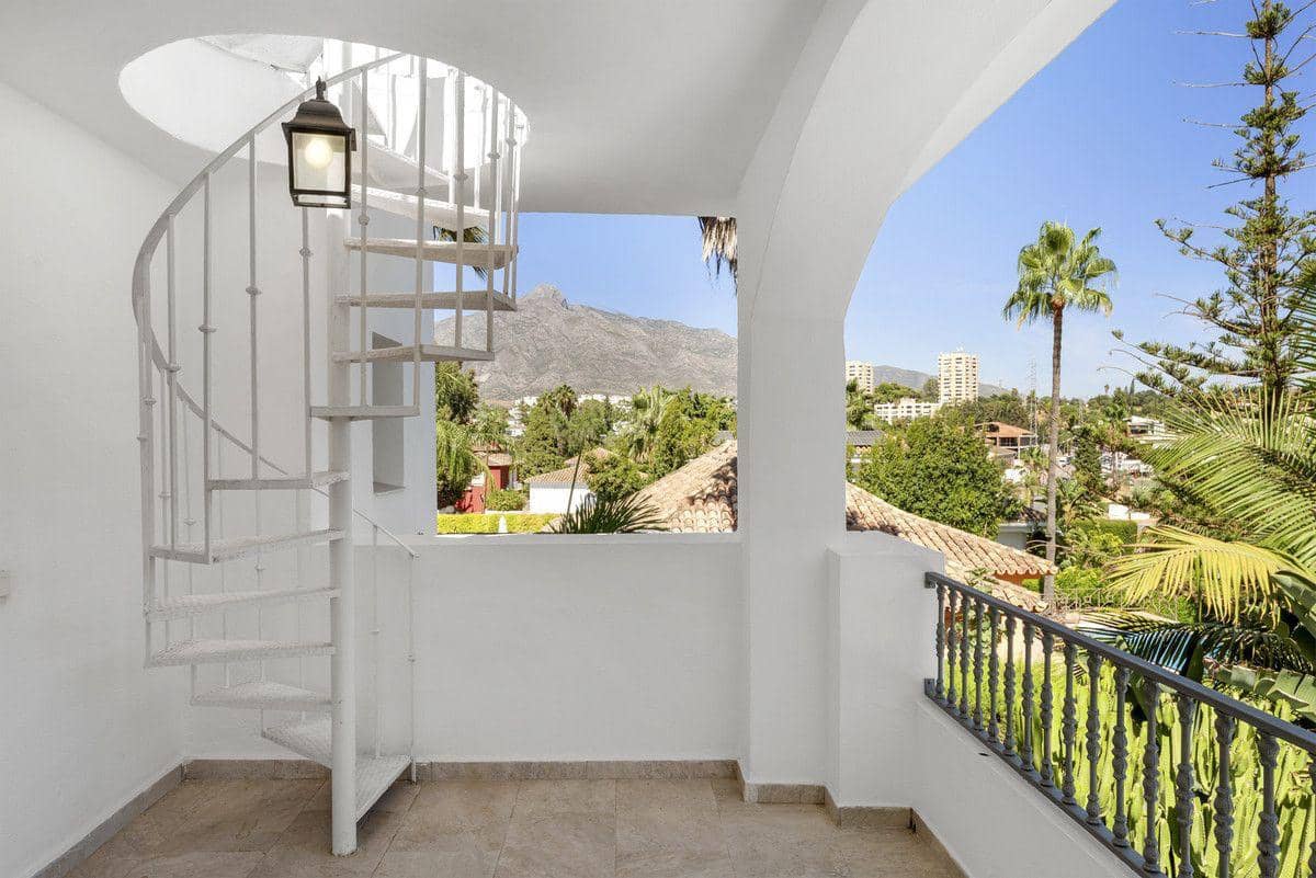 4 bedroom Villa for sale in Nueva Andalucia with pool - € 1,995,000 (Ref: 9347080)