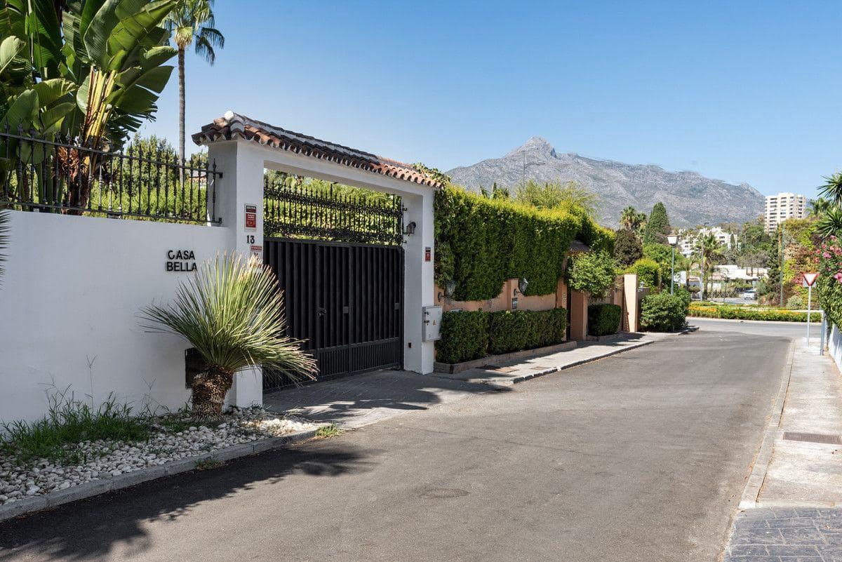 4 bedroom Villa for sale in Nueva Andalucia with pool - € 1,995,000 (Ref: 9347080)