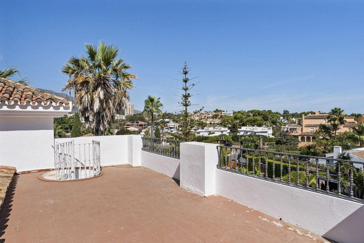 4 bedroom Villa for sale in Nueva Andalucia with pool - € 1,995,000 (Ref: 9347080)