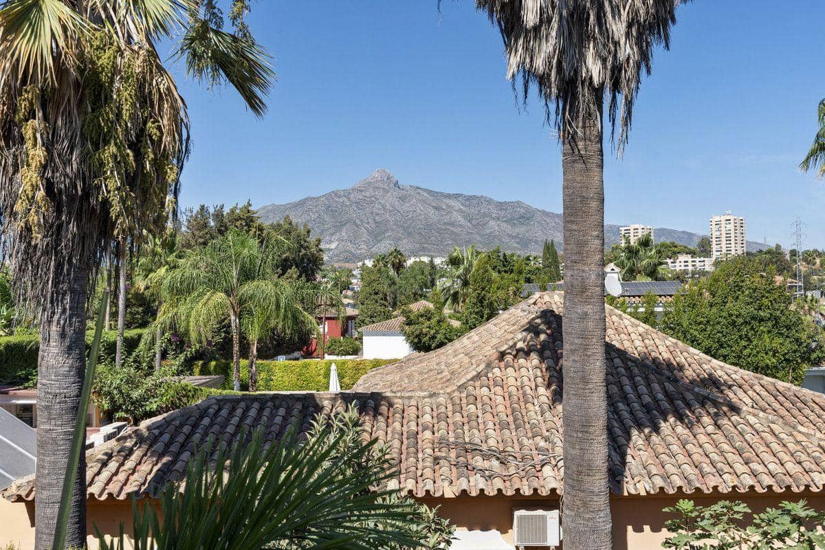 4 bedroom Villa for sale in Nueva Andalucia with pool - € 1,995,000 (Ref: 9347080)