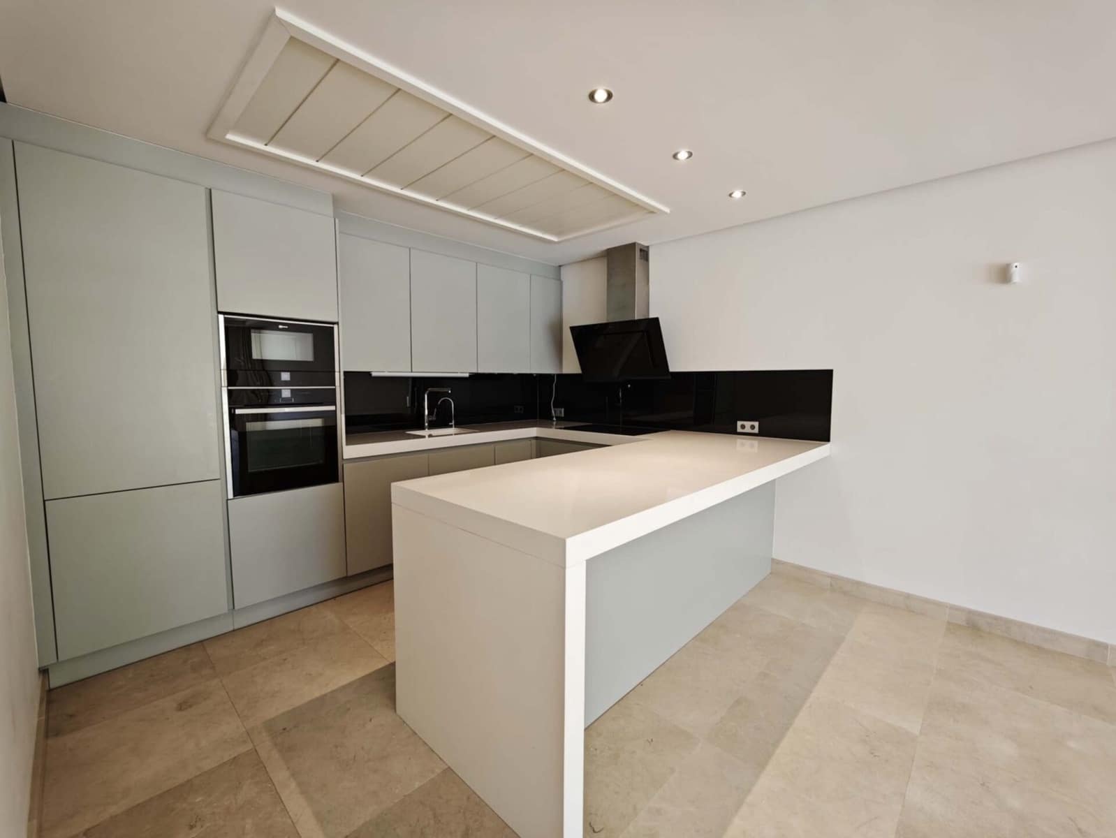 3 bedroom Villa for sale in Marbella with pool garage - € 2,000,000 (Ref: 9349280)