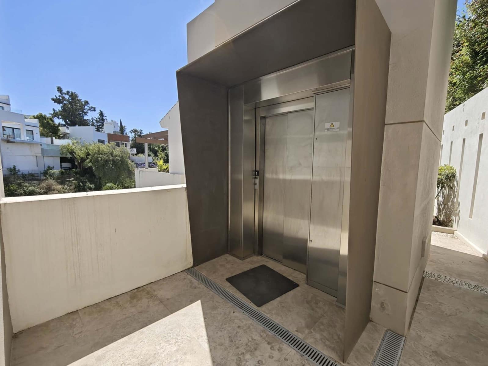 3 bedroom Villa for sale in Marbella with pool garage - € 2,000,000 (Ref: 9349280)