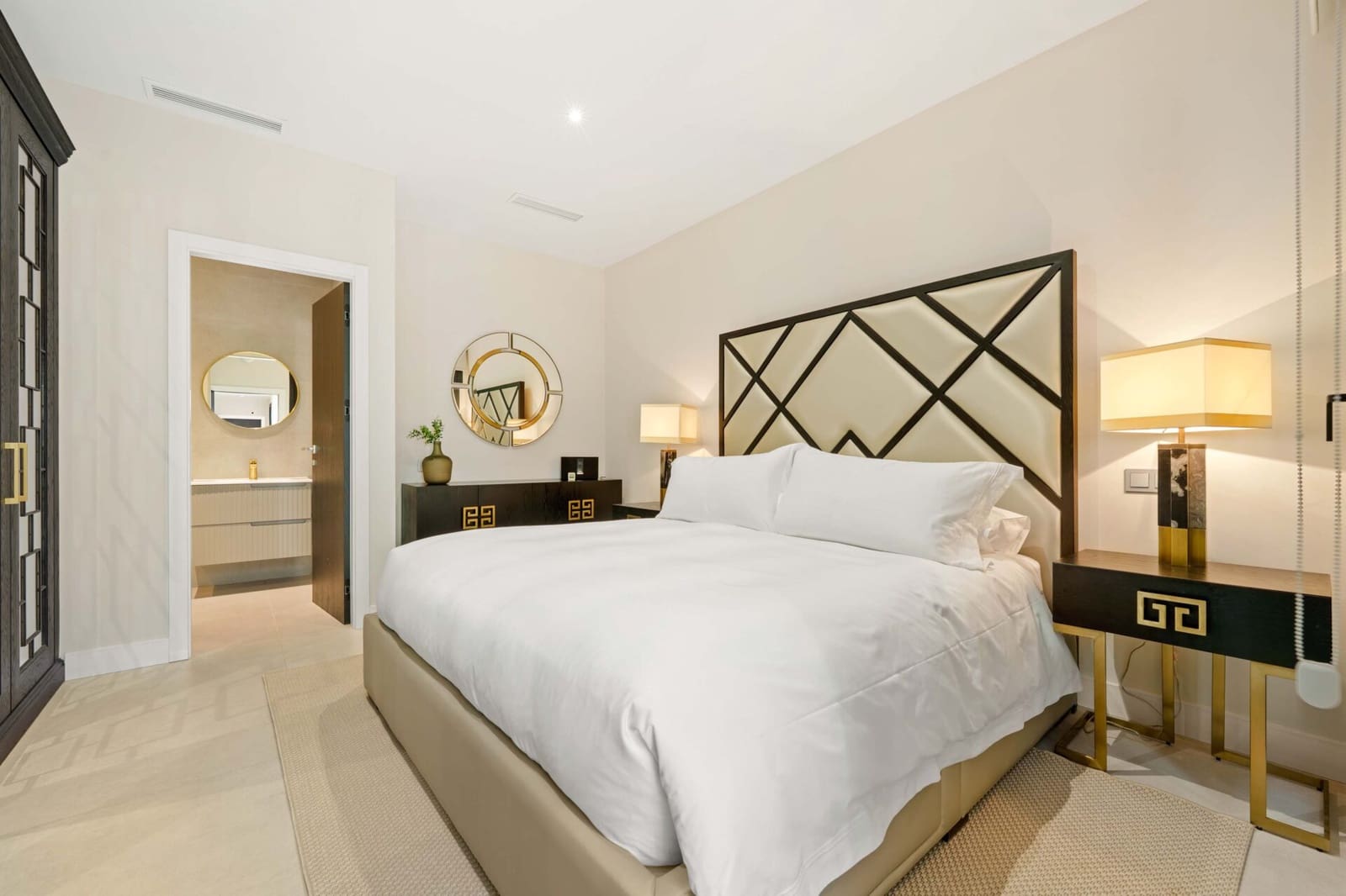 6 bedroom Villa for sale in La Quinta with pool - € 4,695,000 (Ref: 9378887)