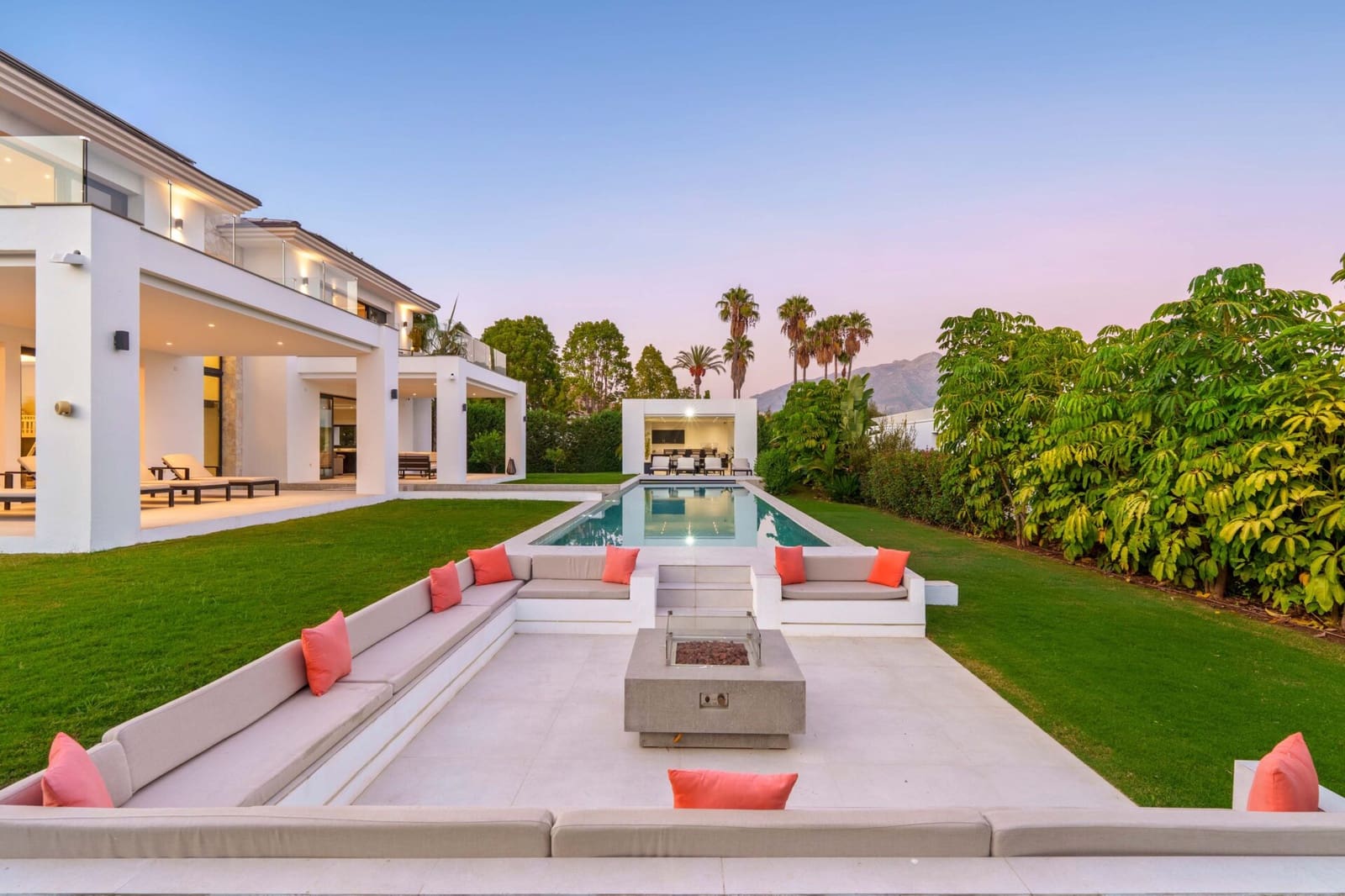 6 bedroom Villa for sale in La Quinta with pool - € 4,695,000 (Ref: 9378887)