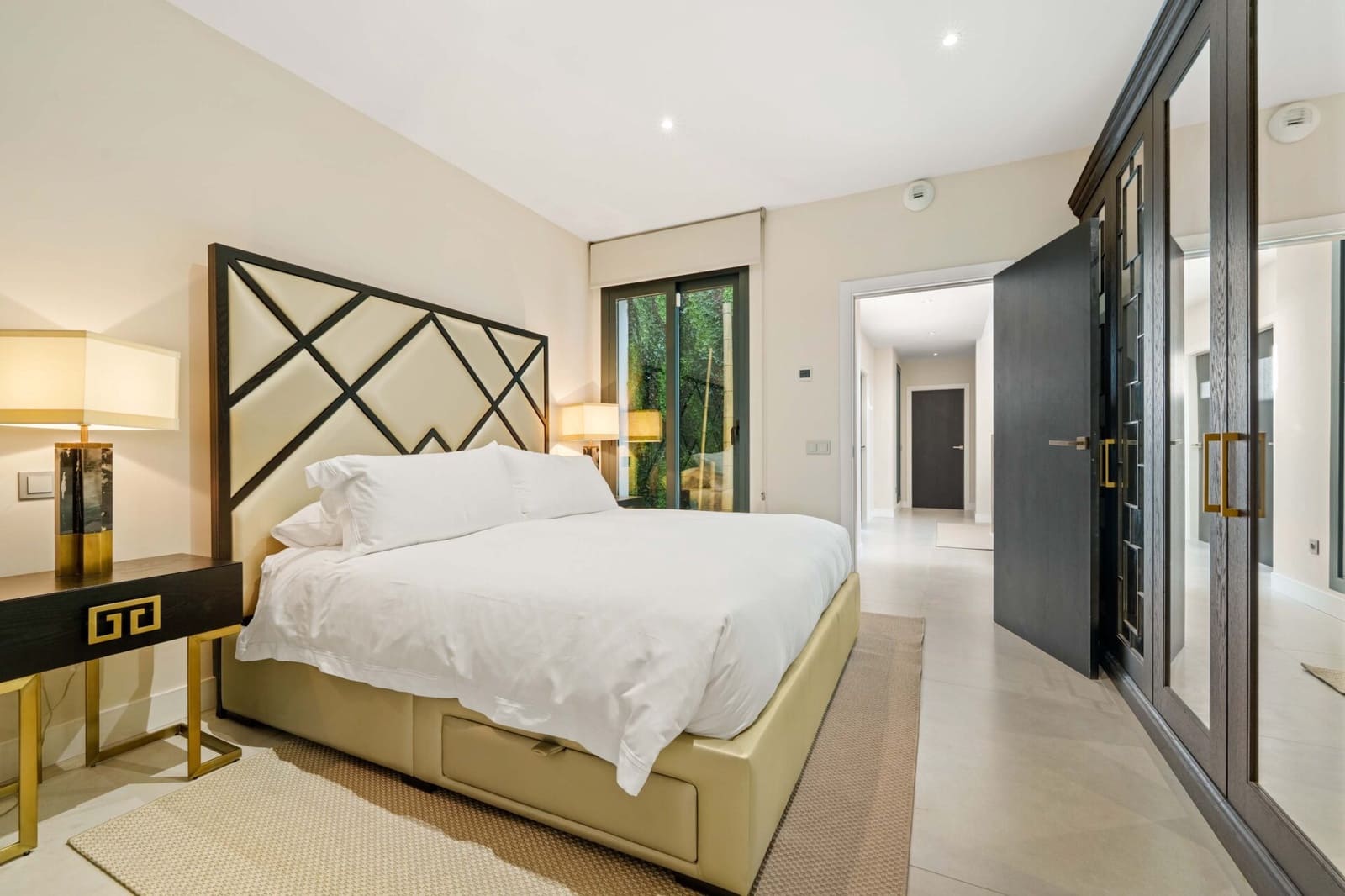 6 bedroom Villa for sale in La Quinta with pool - € 4,695,000 (Ref: 9378887)