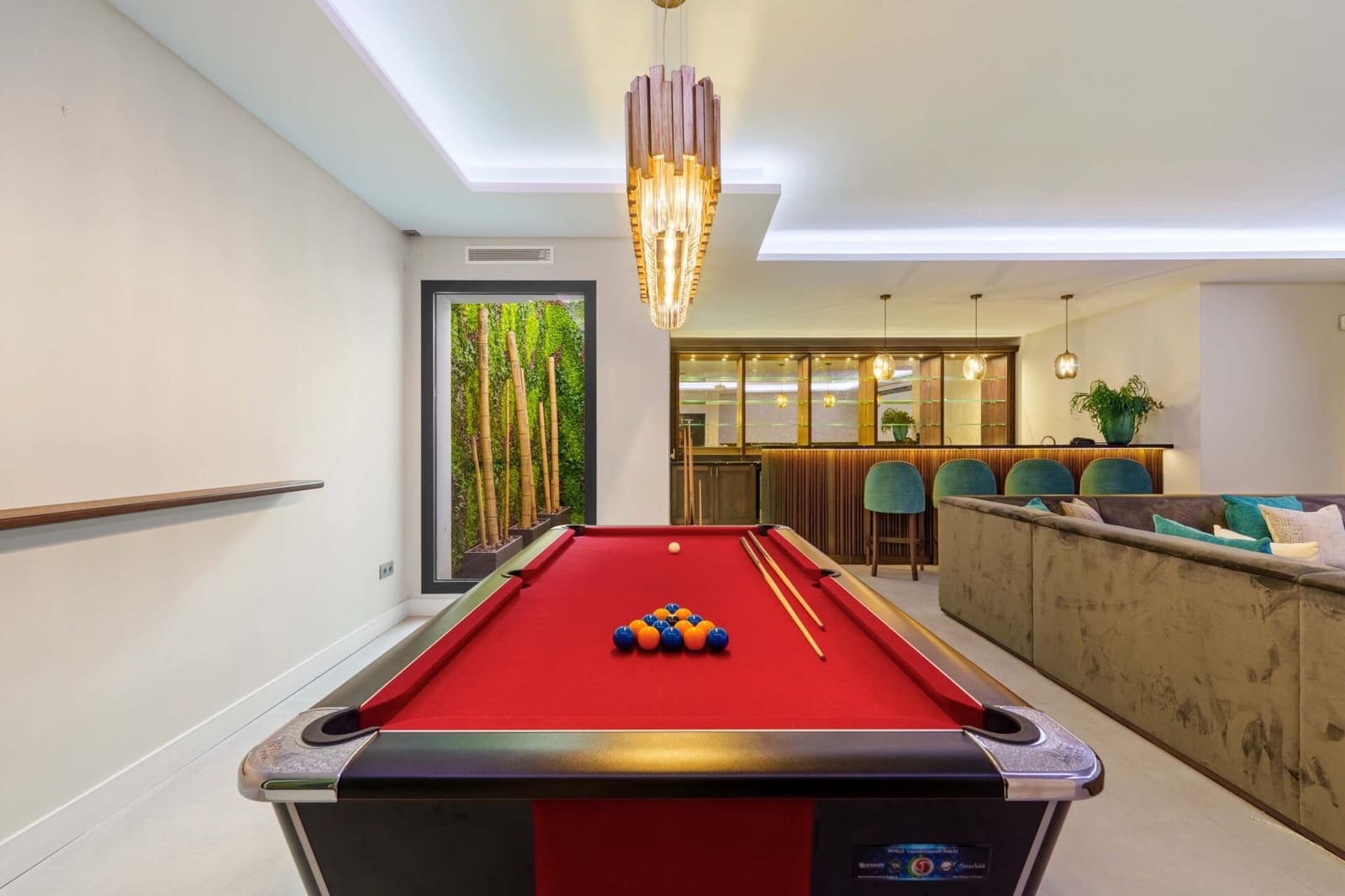 6 bedroom Villa for sale in La Quinta with pool - € 4,695,000 (Ref: 9378887)