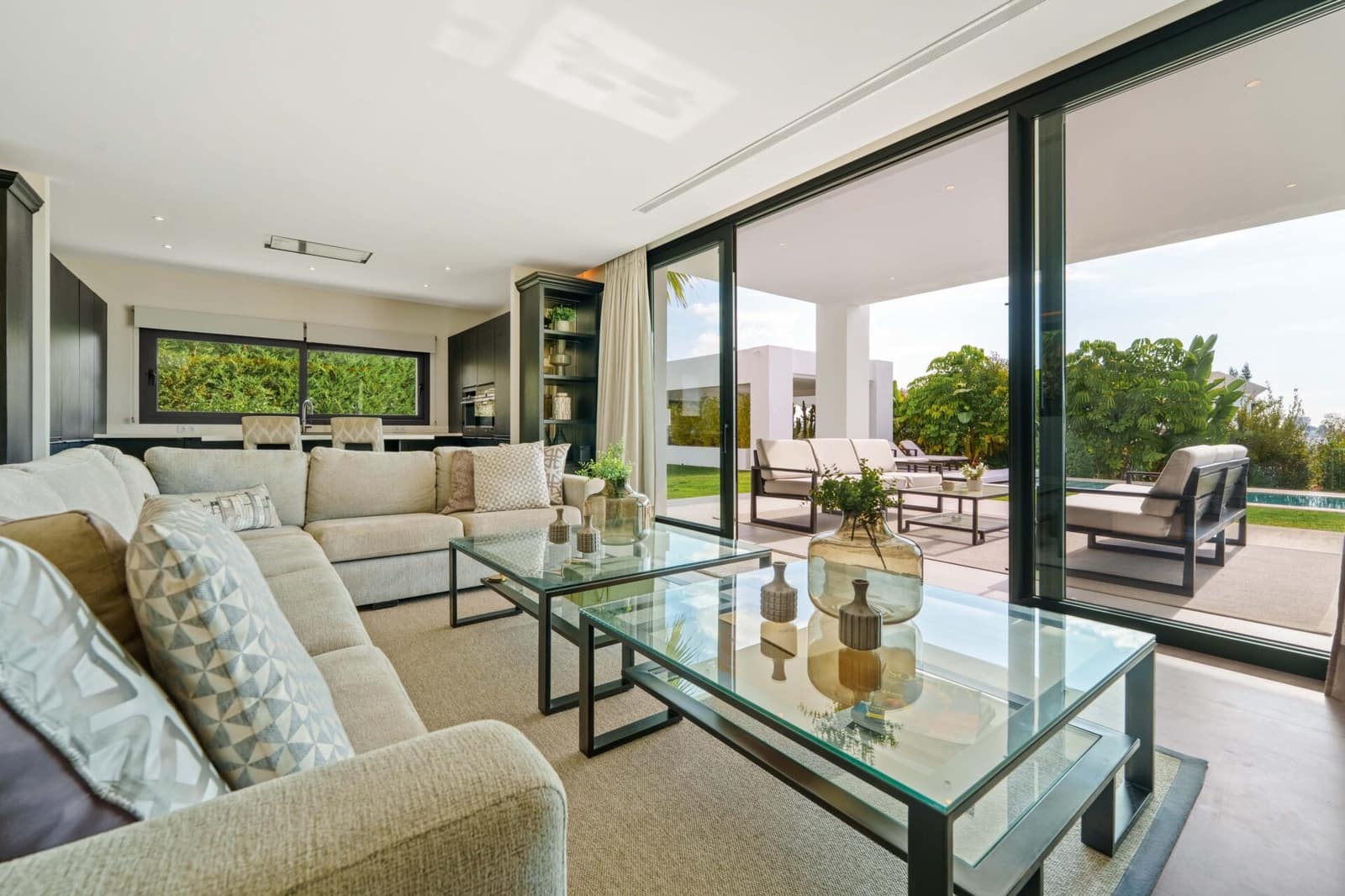 6 bedroom Villa for sale in La Quinta with pool - € 4,695,000 (Ref: 9378887)