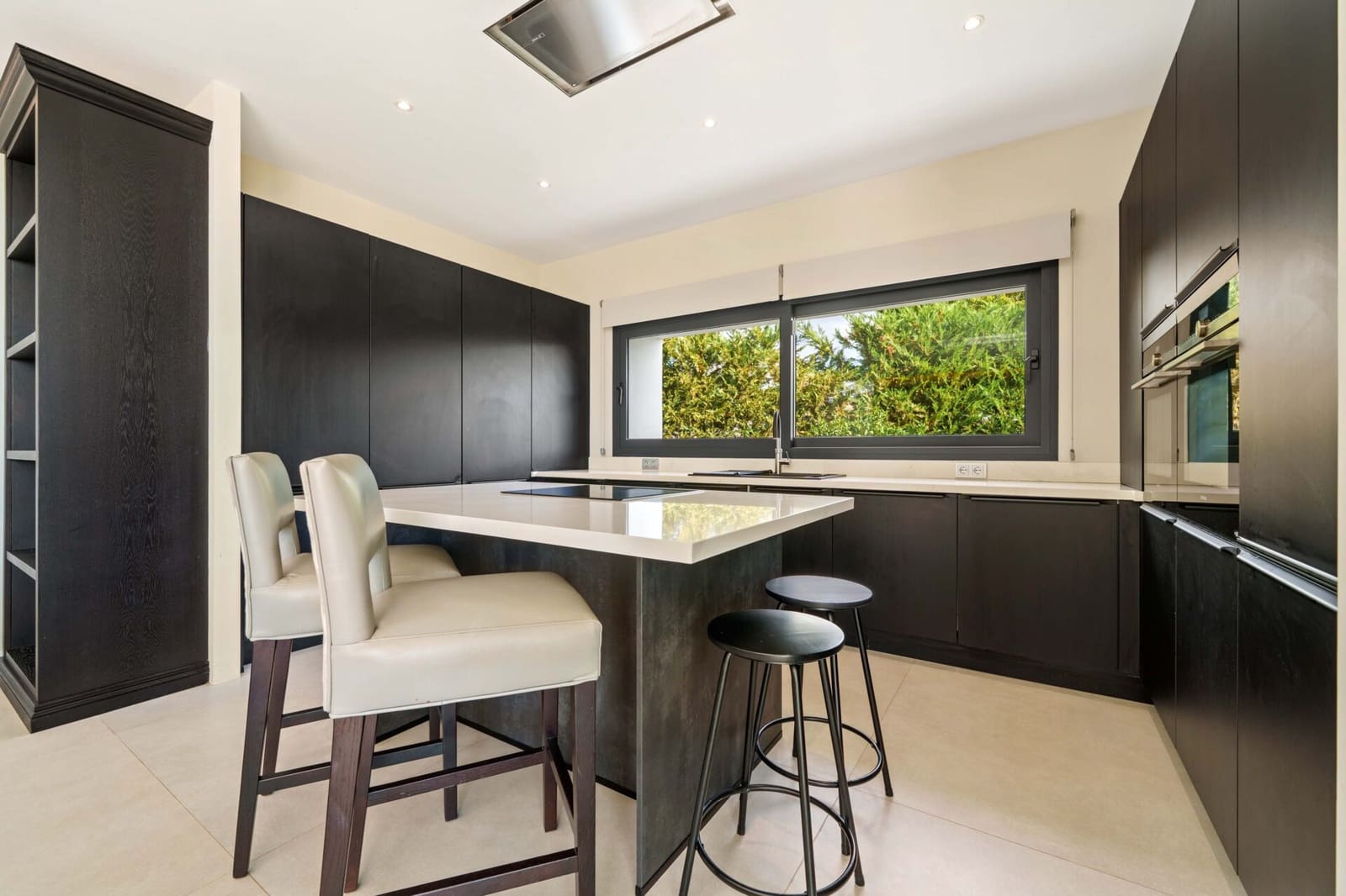 6 bedroom Villa for sale in La Quinta with pool - € 4,695,000 (Ref: 9378887)