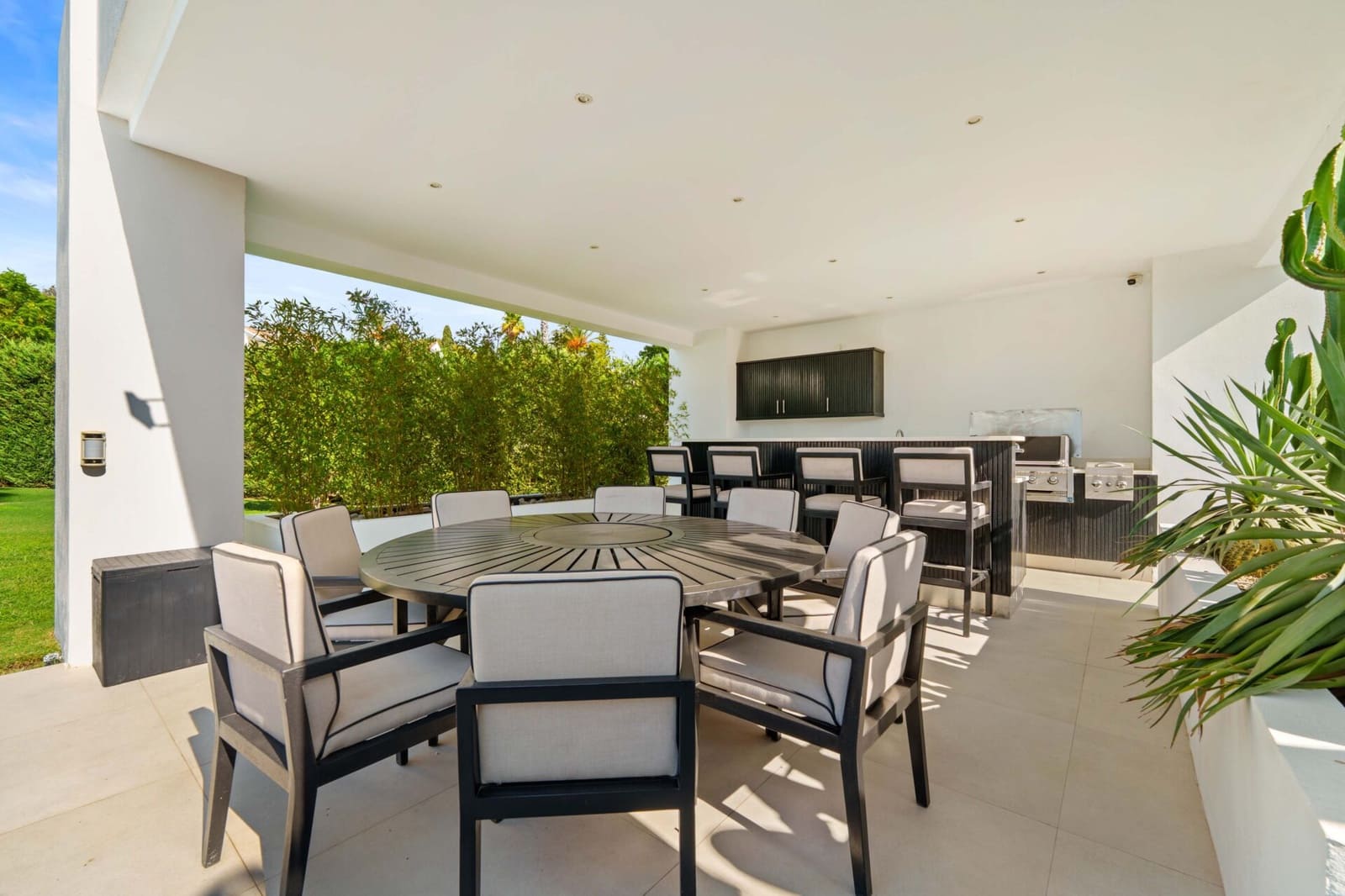 6 bedroom Villa for sale in La Quinta with pool - € 4,695,000 (Ref: 9378887)