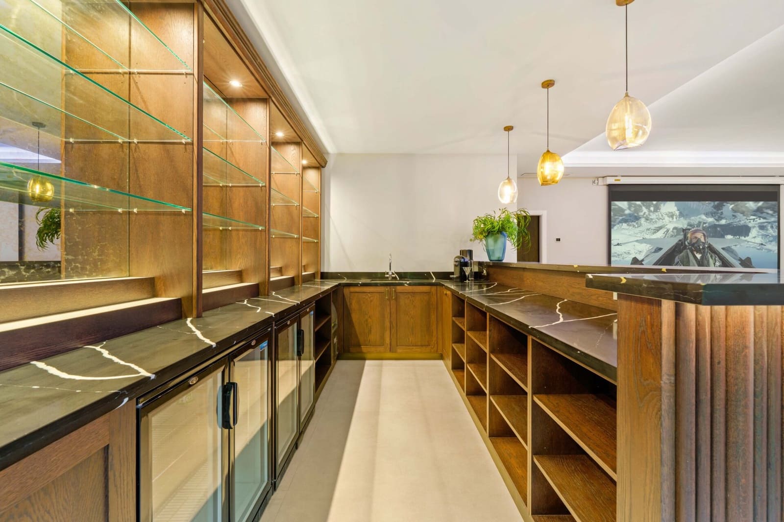 6 bedroom Villa for sale in La Quinta with pool - € 4,695,000 (Ref: 9378887)