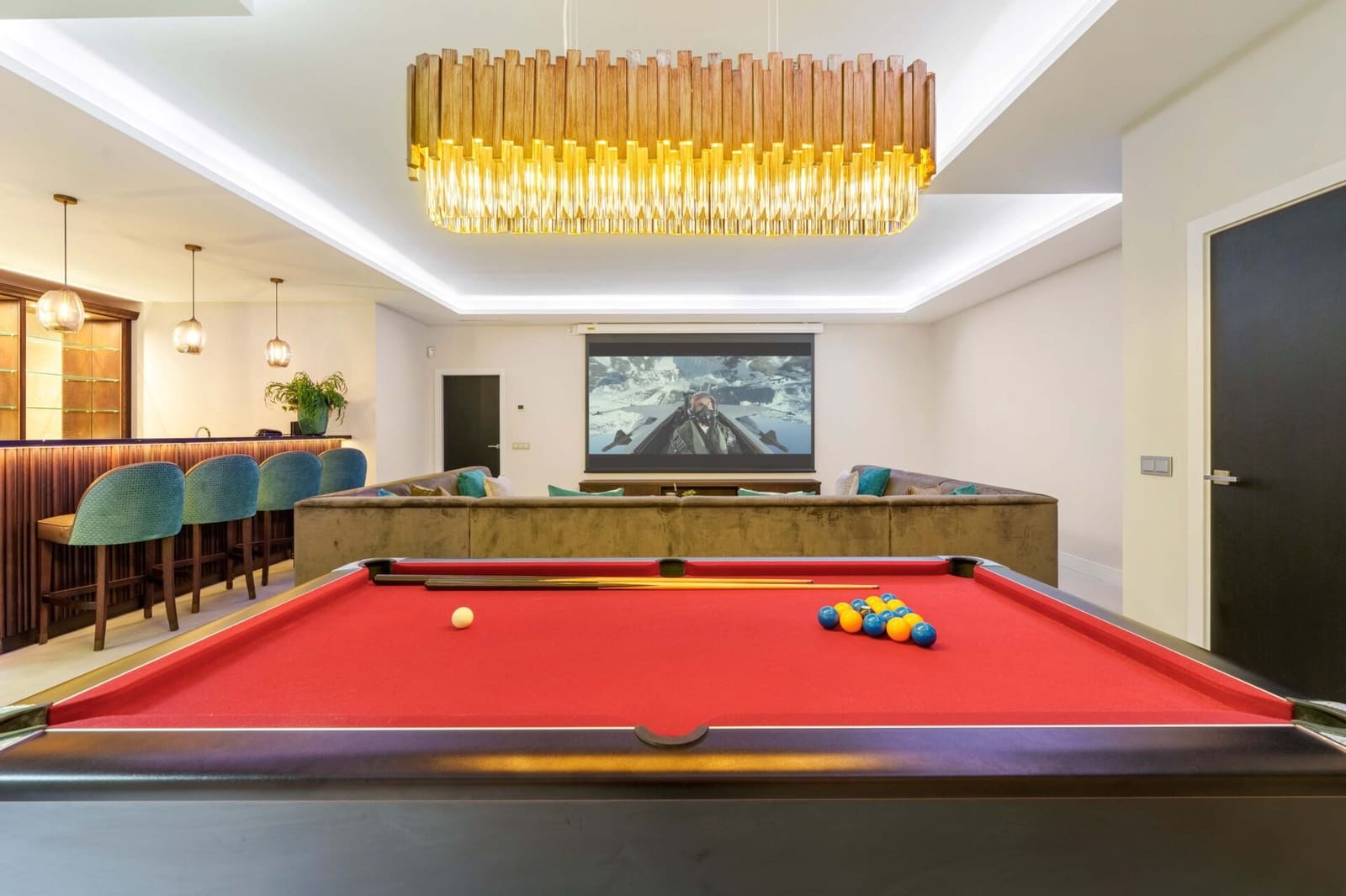 6 bedroom Villa for sale in La Quinta with pool - € 4,695,000 (Ref: 9378887)