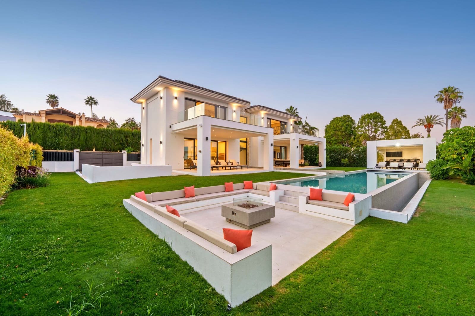 6 bedroom Villa for sale in La Quinta with pool - € 4,695,000 (Ref: 9378887)