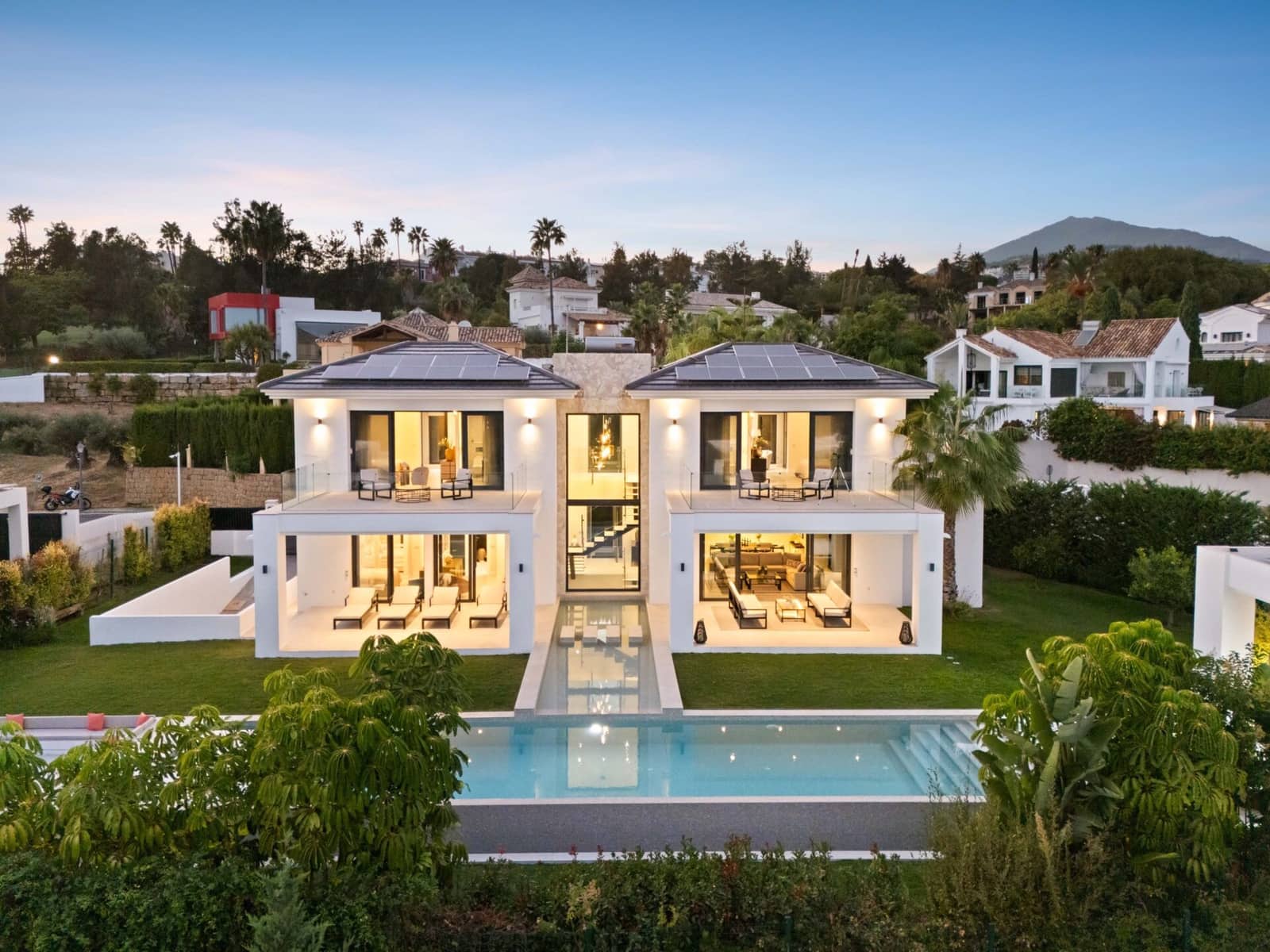 6 bedroom Villa for sale in La Quinta with pool - € 4,695,000 (Ref: 9378887)