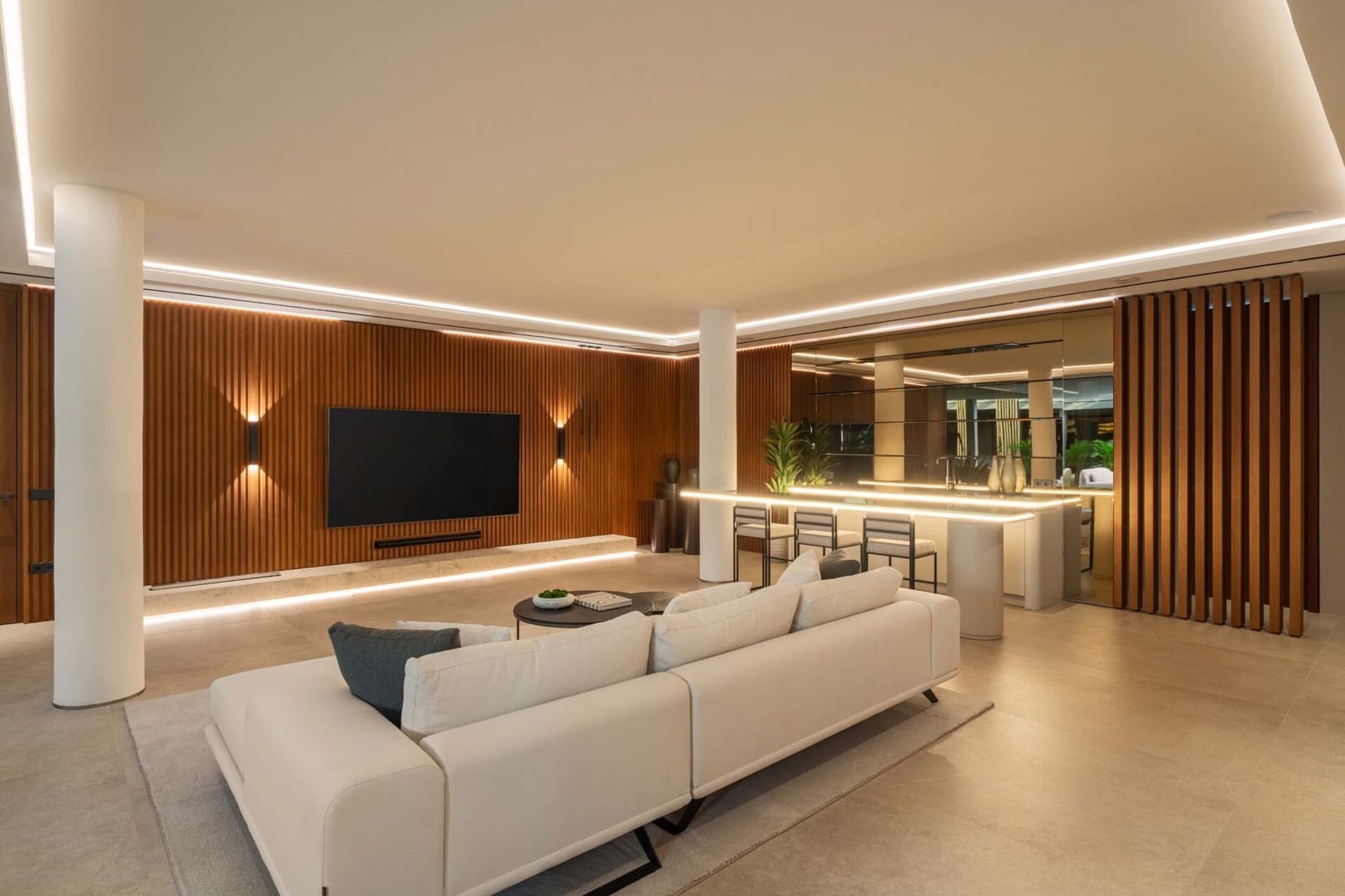 6 bedroom Villa for sale in La Quinta with pool garage - € 7,395,000 (Ref: 9426986)