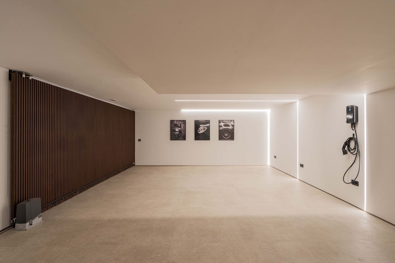 6 bedroom Villa for sale in La Quinta with pool garage - € 7,395,000 (Ref: 9426986)