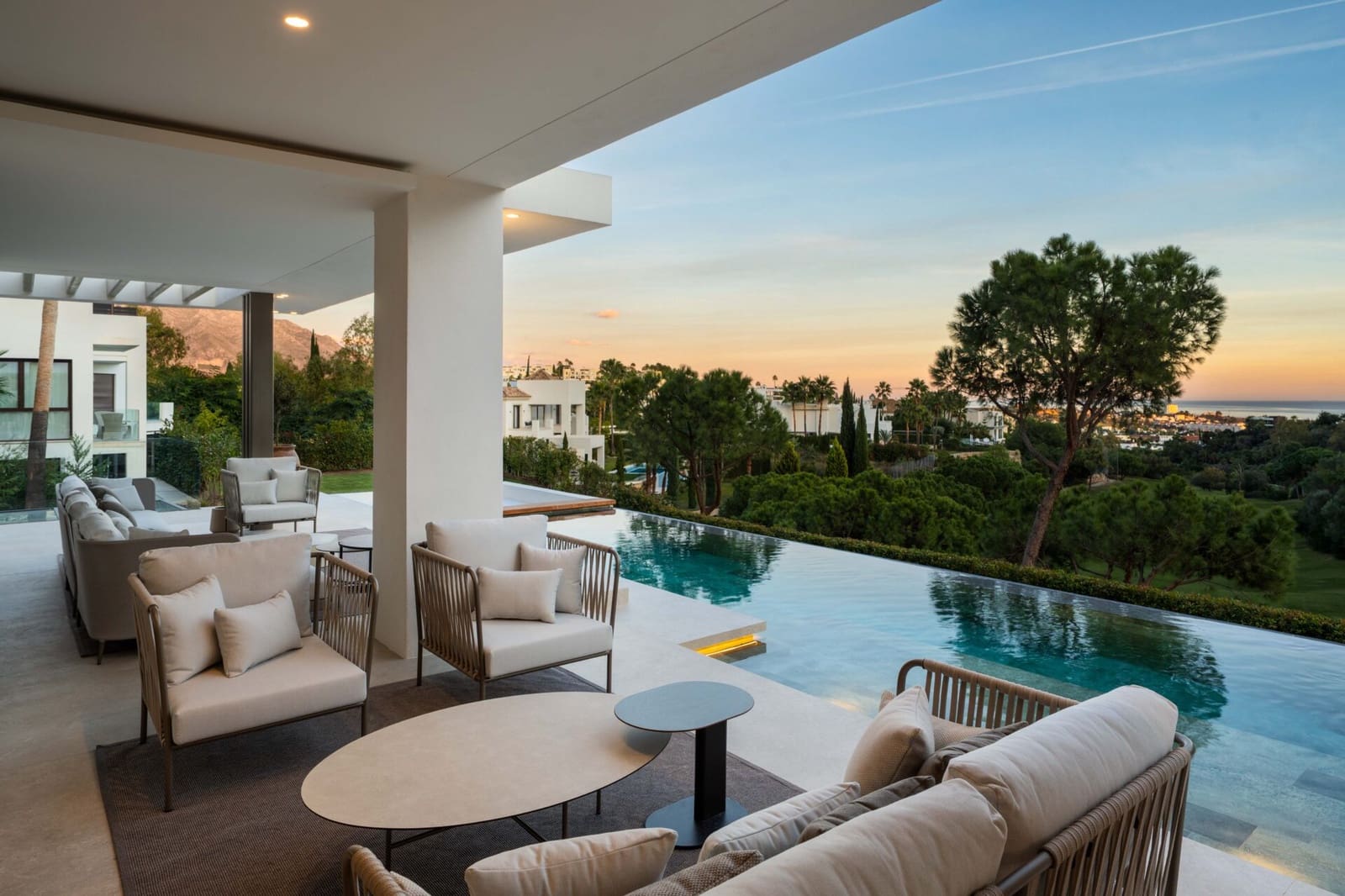 6 bedroom Villa for sale in La Quinta with pool garage - € 7,395,000 (Ref: 9426986)