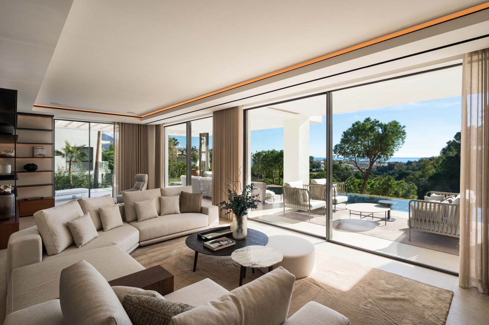 6 bedroom Villa for sale in La Quinta with pool garage - € 7,395,000 (Ref: 9426986)