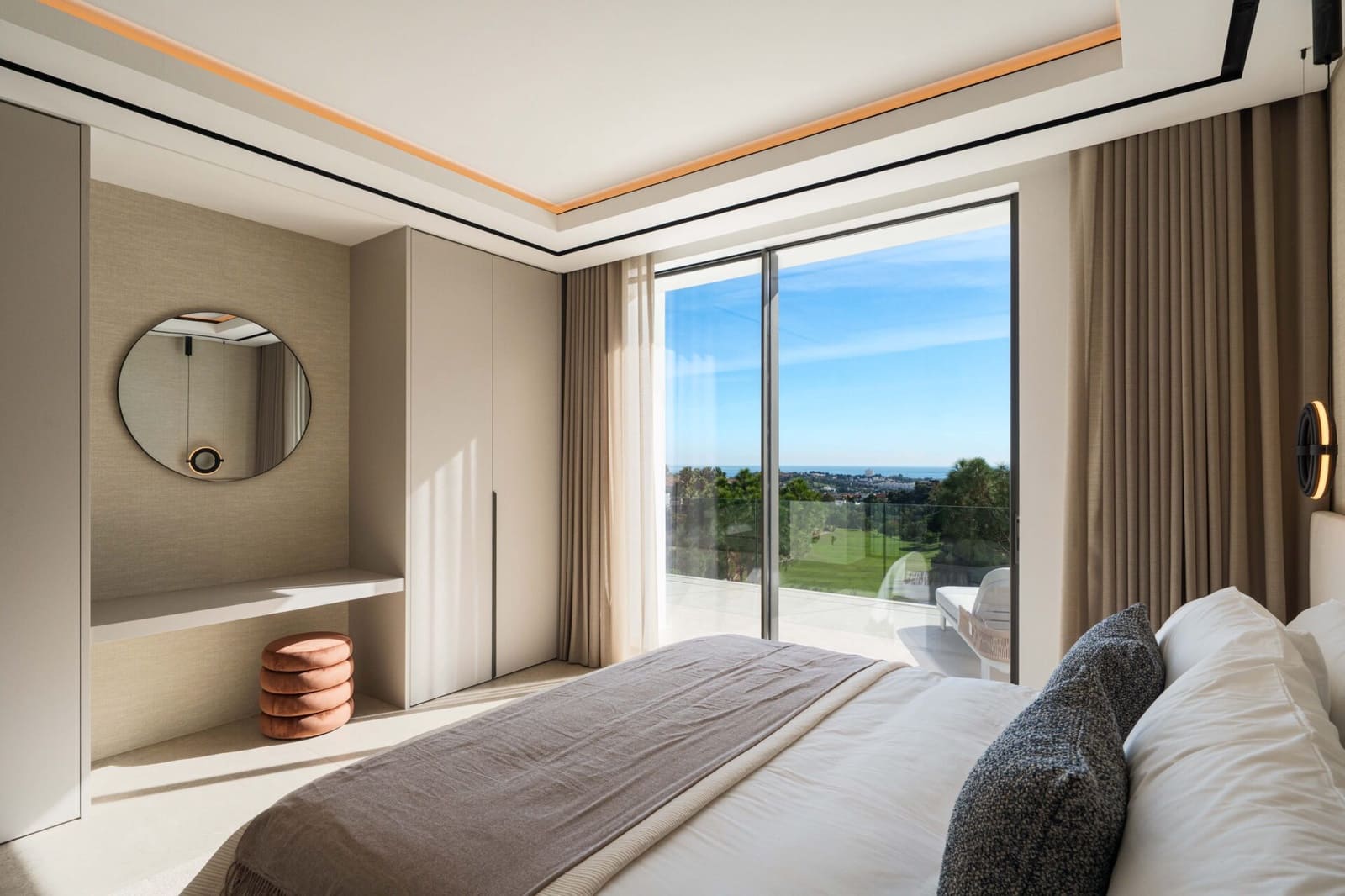 6 bedroom Villa for sale in La Quinta with pool garage - € 7,395,000 (Ref: 9426986)