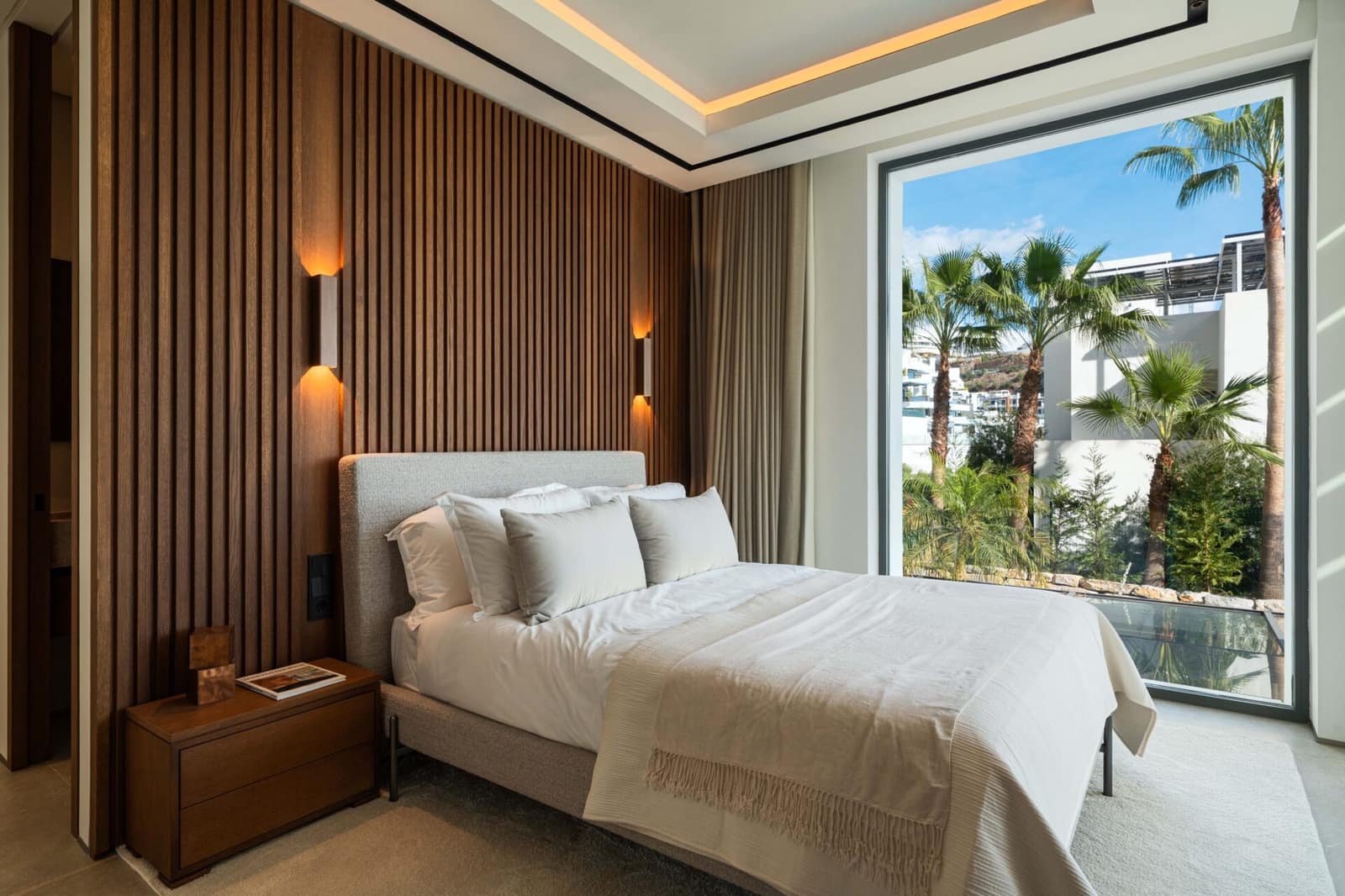 6 bedroom Villa for sale in La Quinta with pool garage - € 7,395,000 (Ref: 9426986)