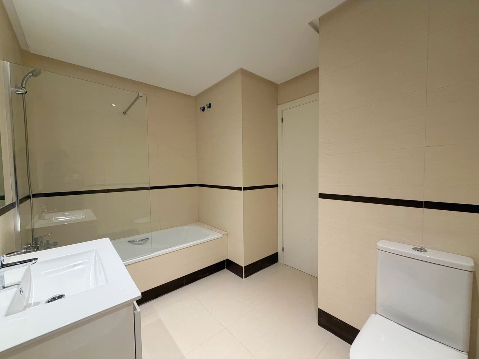 2 bedroom Apartment for sale in Estepona with pool garage - € 385,000 (Ref: 9491170)