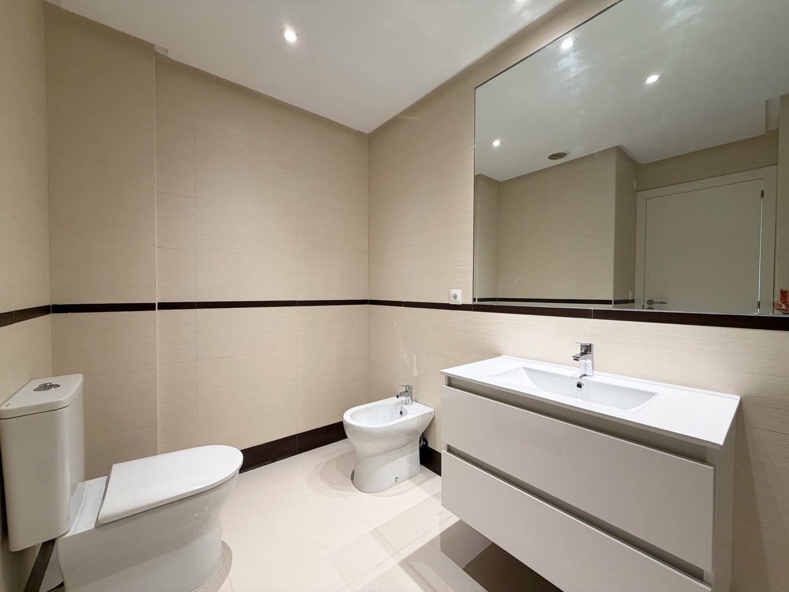 2 bedroom Apartment for sale in Estepona with pool garage - € 385,000 (Ref: 9491170)