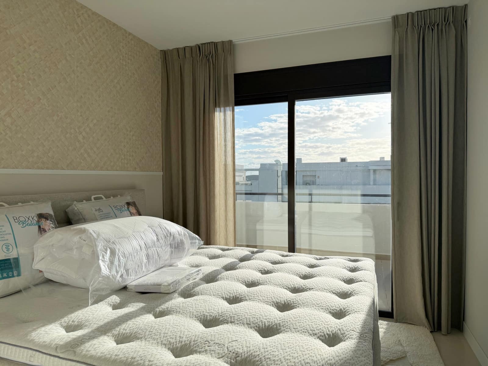 2 bedroom Apartment for sale in Estepona with pool garage - € 385,000 (Ref: 9491170)