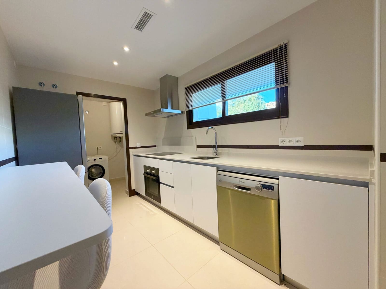 2 bedroom Apartment for sale in Estepona with pool garage - € 385,000 (Ref: 9491170)