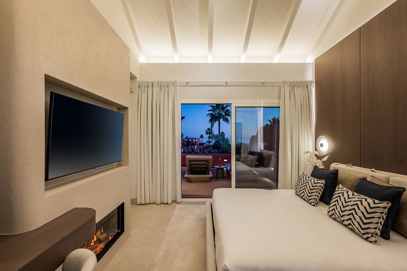 Ático de 3 habitaciones en Estepona en venta con piscina garaje - 2.995.000 € (Ref: 9547750)