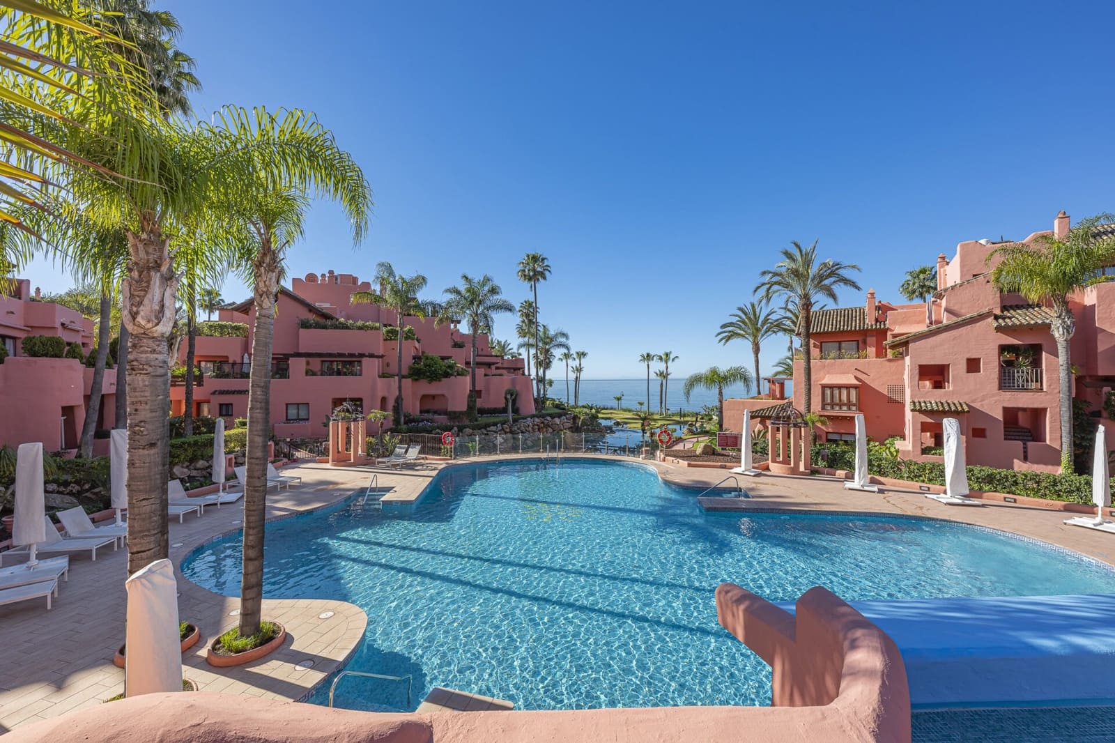 Ático de 3 habitaciones en Estepona en venta con piscina garaje - 2.995.000 € (Ref: 9547750)