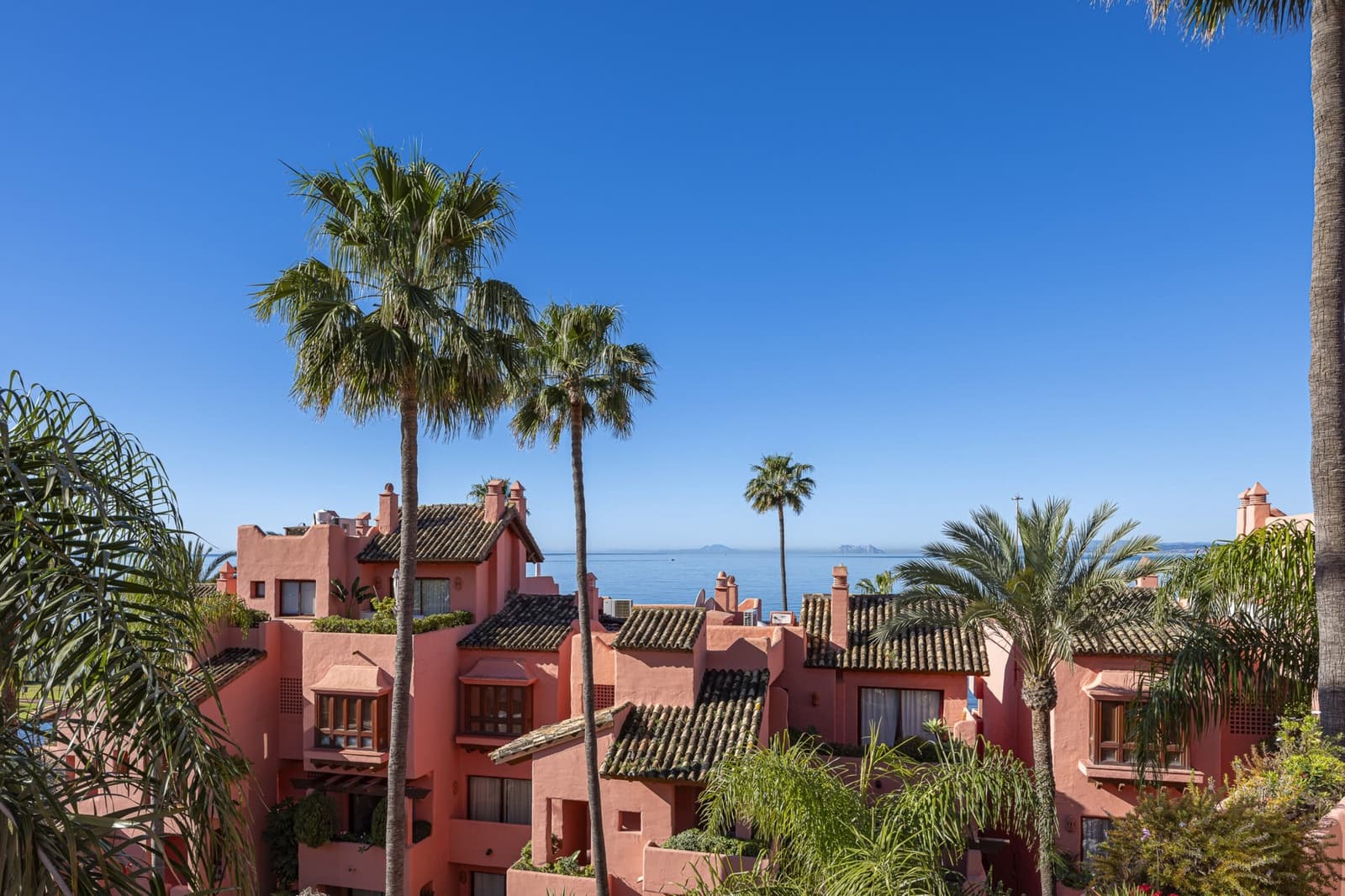 Ático de 3 habitaciones en Estepona en venta con piscina garaje - 2.995.000 € (Ref: 9547750)