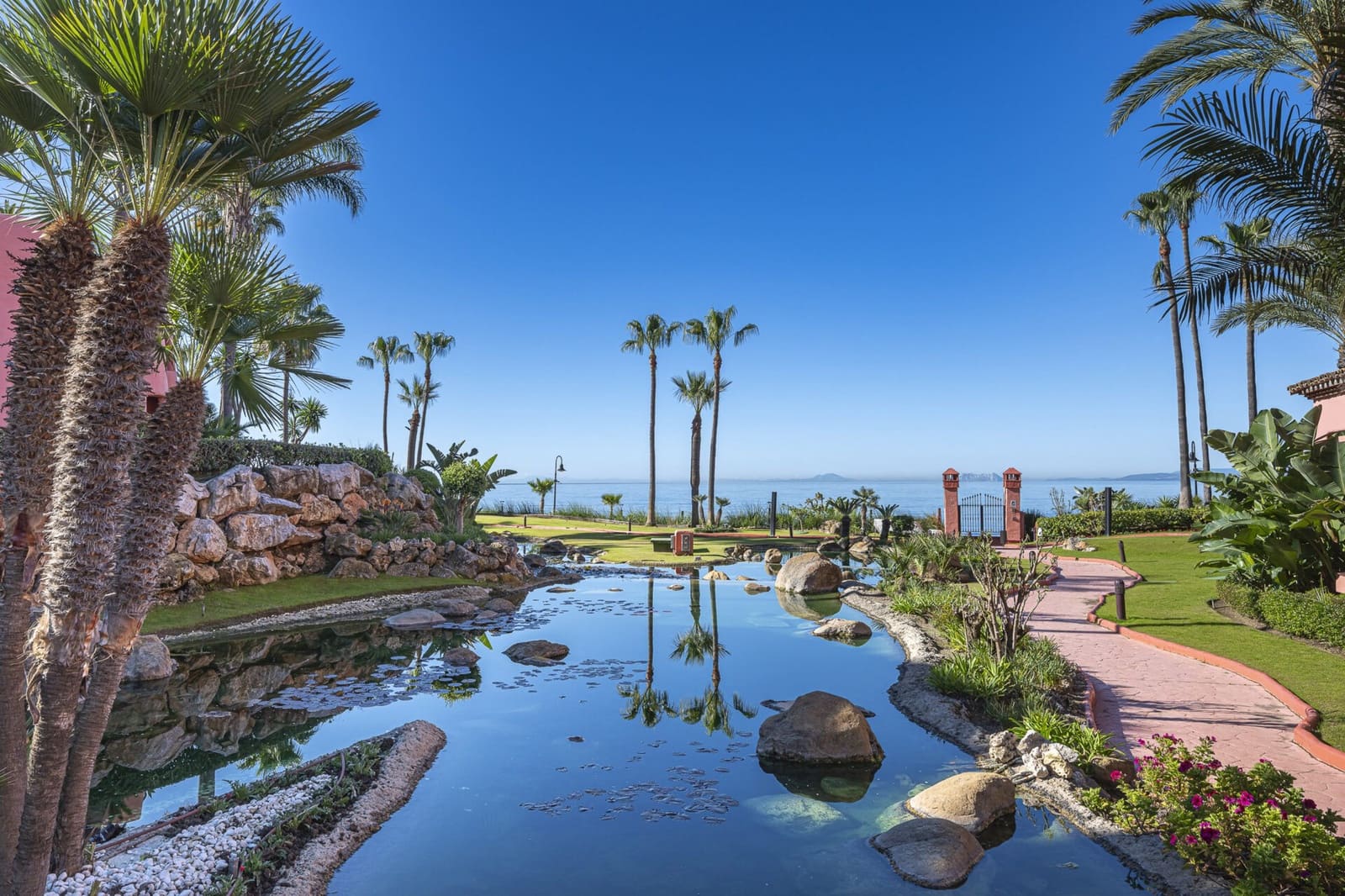 Ático de 3 habitaciones en Estepona en venta con piscina garaje - 2.995.000 € (Ref: 9547750)