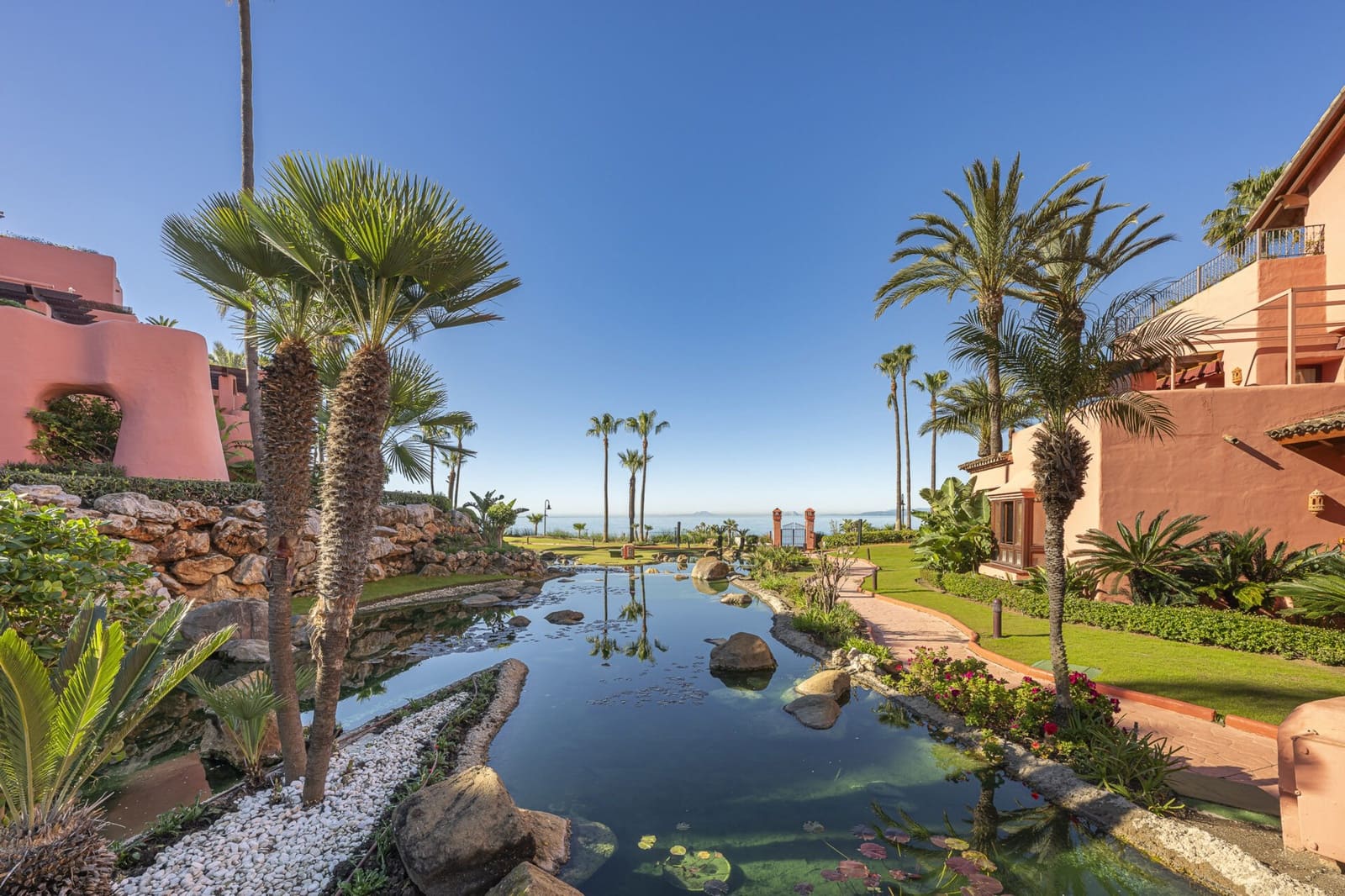 Ático de 3 habitaciones en Estepona en venta con piscina garaje - 2.995.000 € (Ref: 9547750)