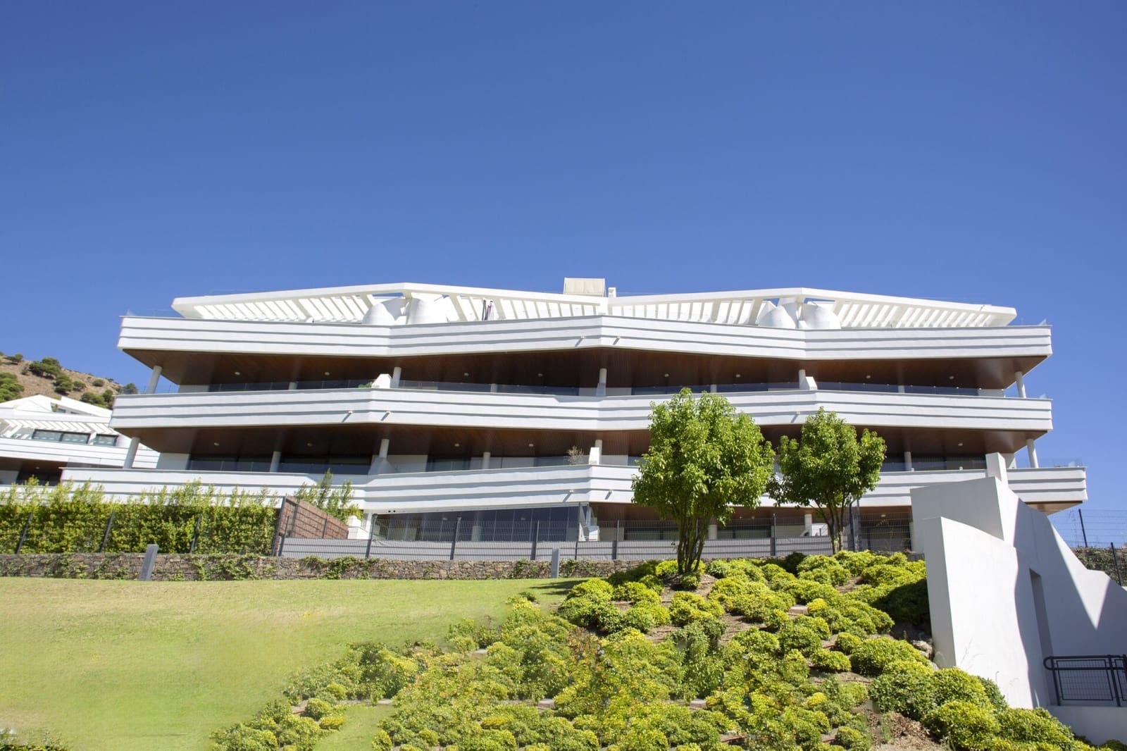 2 bedroom Apartment for sale in Fuengirola with pool garage - € 699,000 (Ref: 9561552)