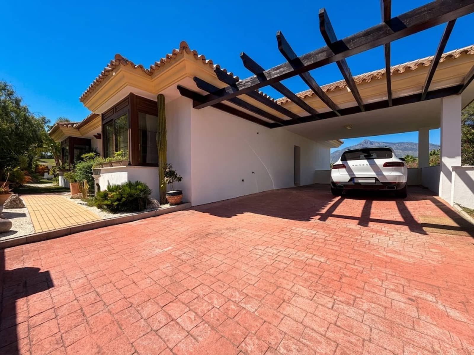 4 bedroom Villa for sale in La Cala Golf with pool - € 1,895,000 (Ref: 9586037)